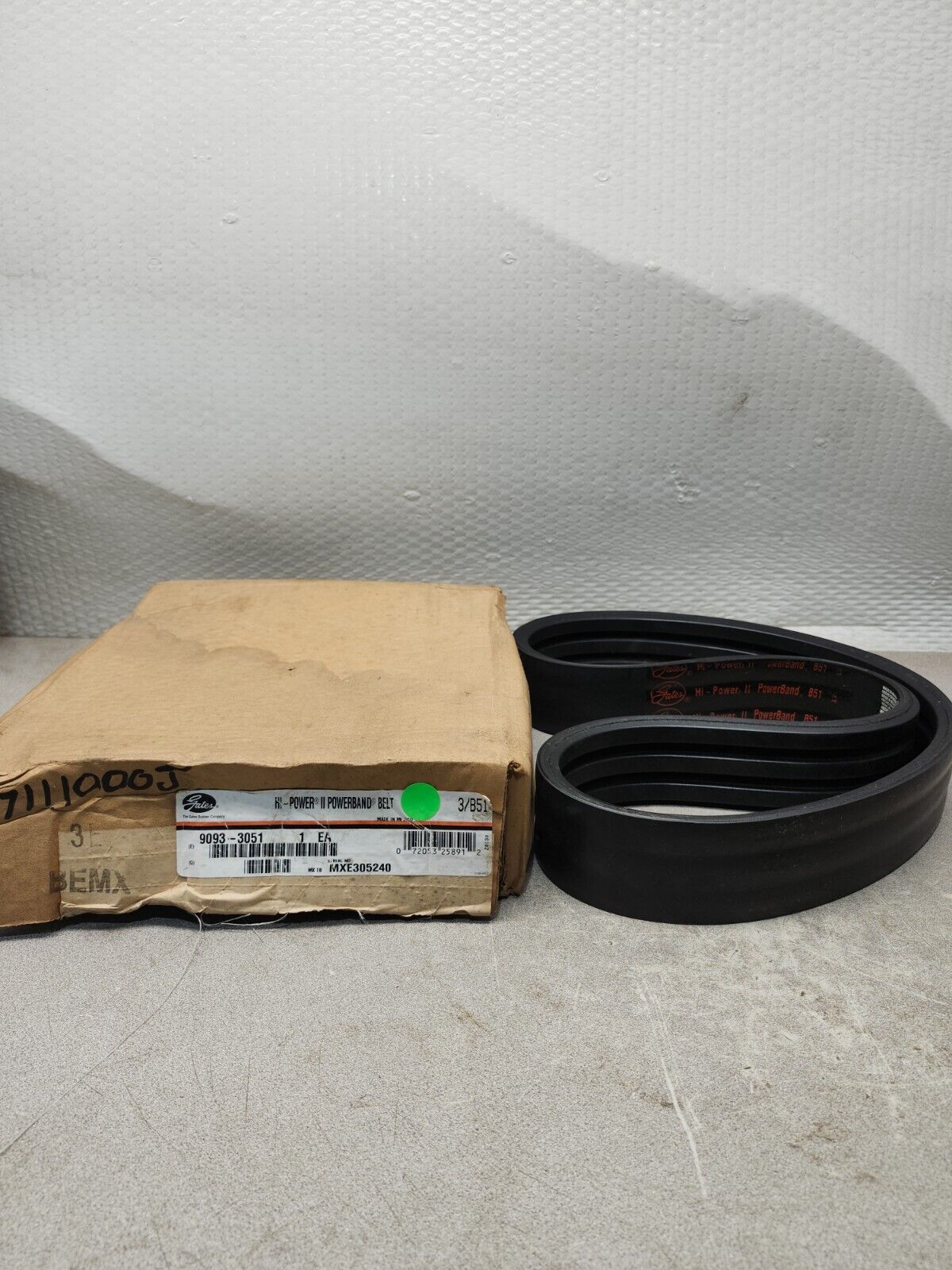 NEW IN BOX Gates Hi-Power II PowerBand V-Belt - 9093-3051, B51