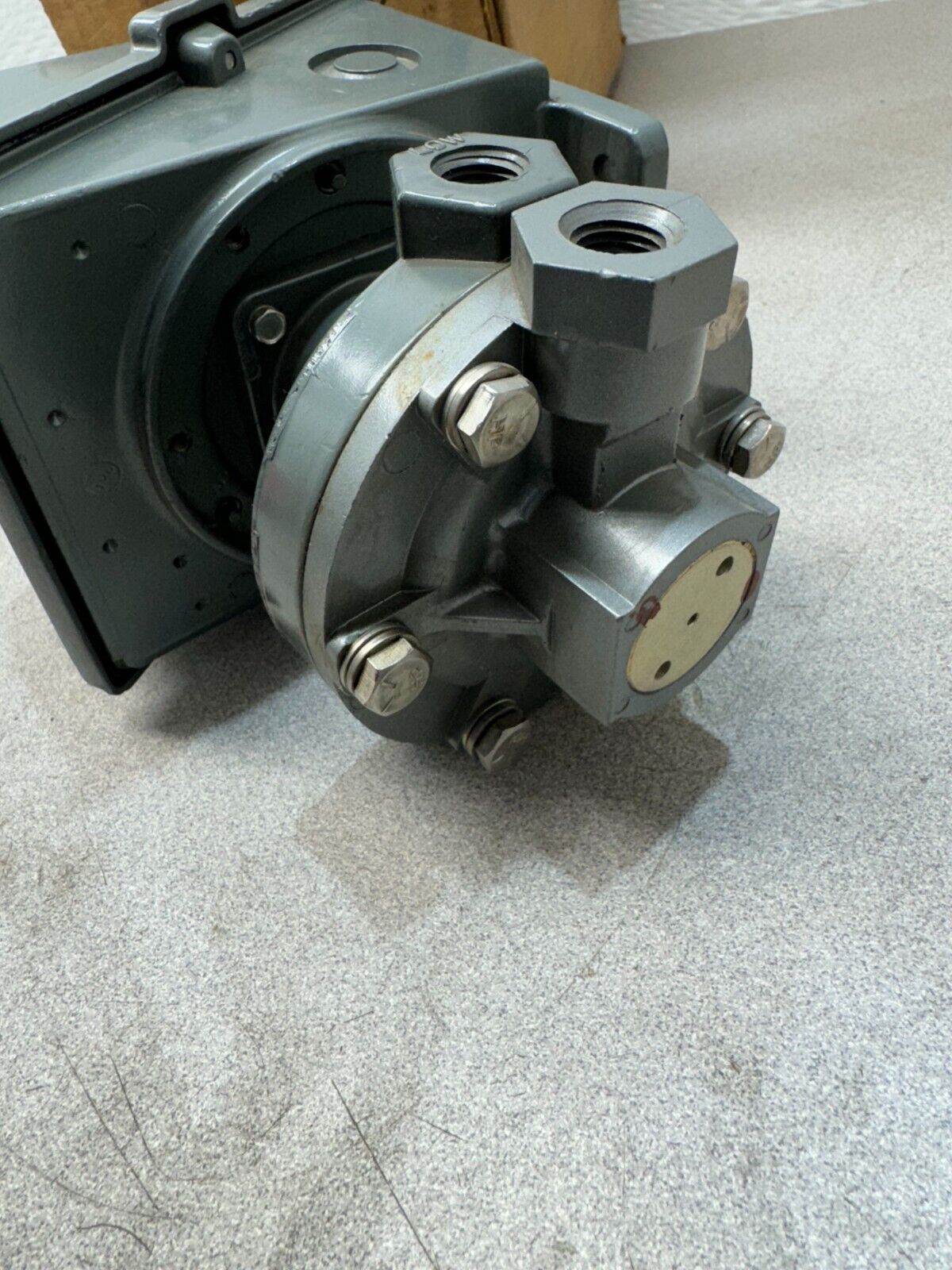 NEW IN BOX UNITED ELECTRIC PRESSURE SWITCH J402K 455 9925