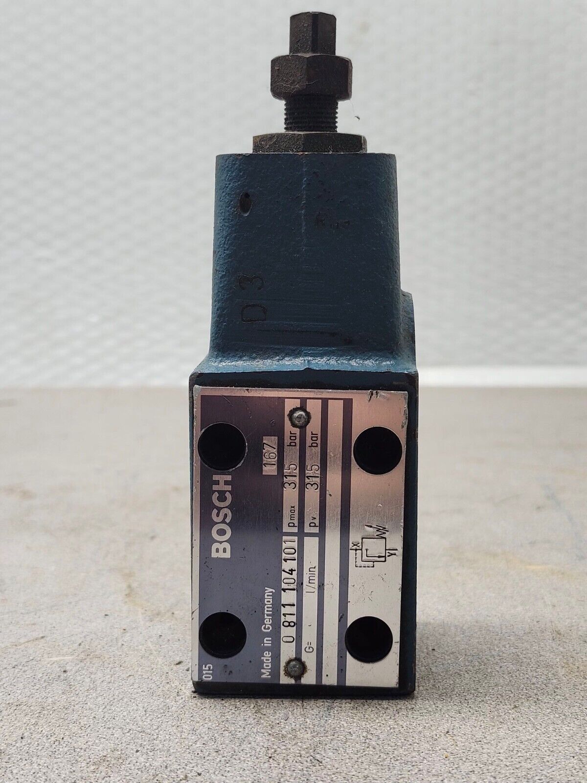 USED BOSCH HYDRAULIC VALVE 0811104101 *READ*