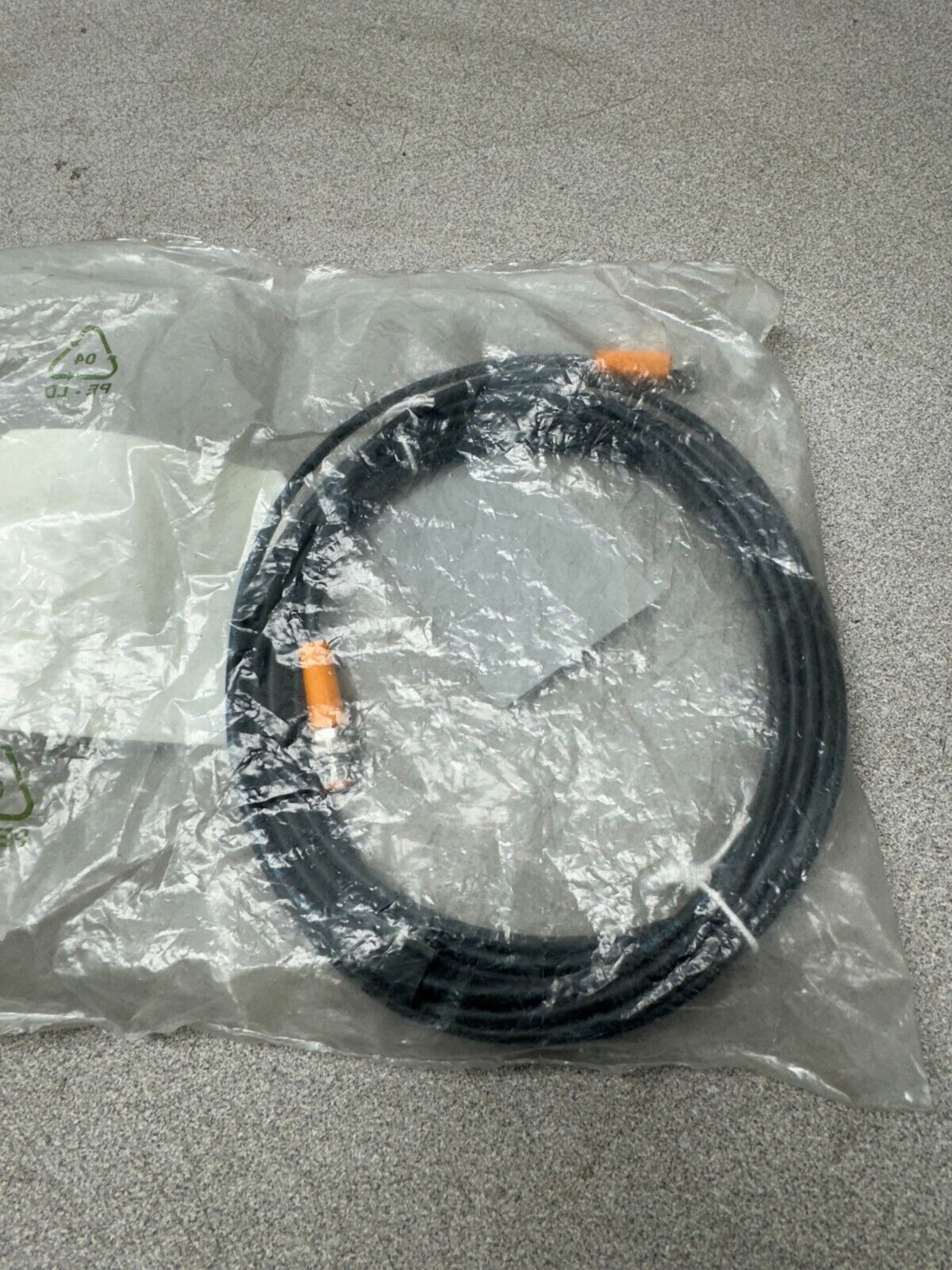 NEW IN PACKAGE IFM CONNECTION CABLE EVC274