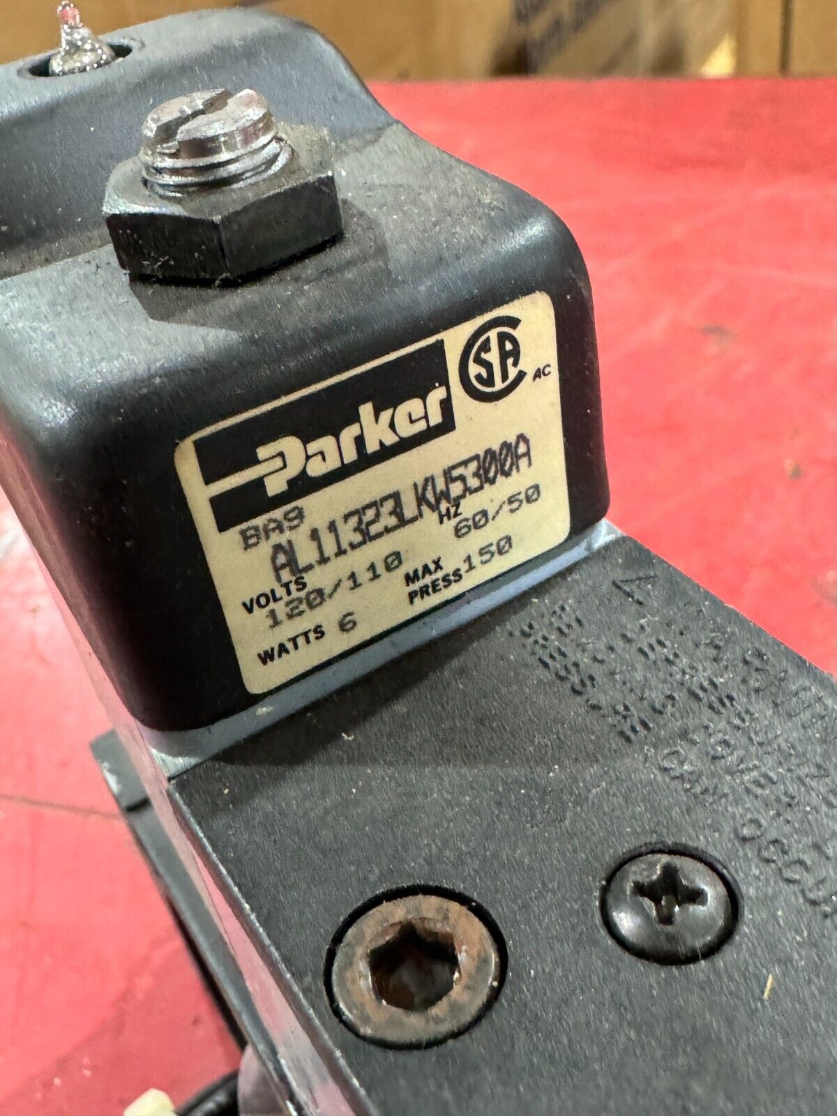 NEW PARKER PNEUMATIC VALVE AL11323LKW5300A WITH BASE K142171