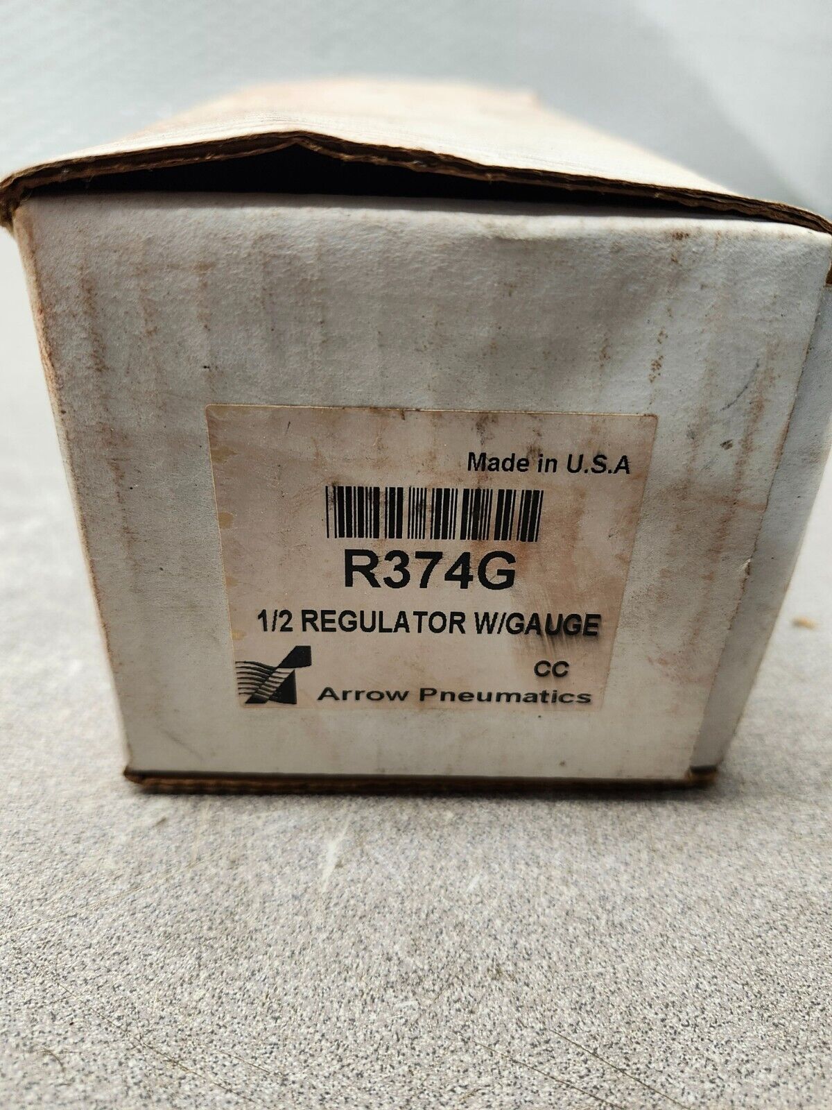 NEW IN BOX ARROW PNEUMATICS 1/2 REGULATOR W/GAUGE R374G