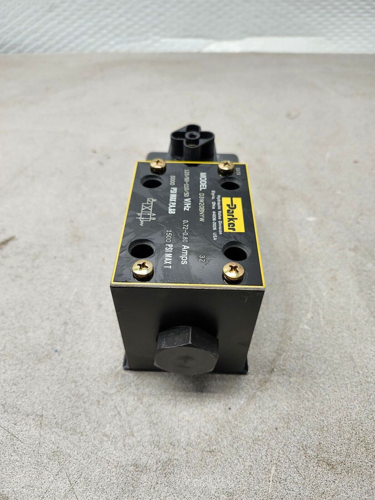 NEW IN BOX PARKER SOLENOID VALVE D3W20BNYW