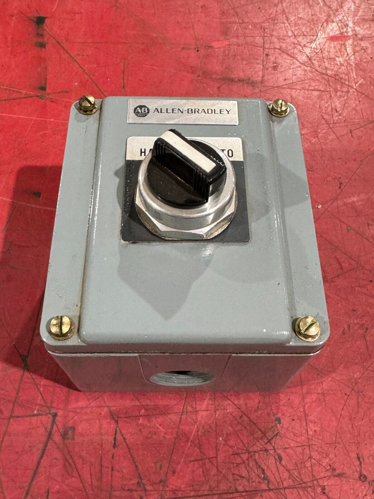 NEW ALLEN-BRADLEY SELECTOR SWITCH 800T-H2 IN ENCLOSURE 800T-R2TA