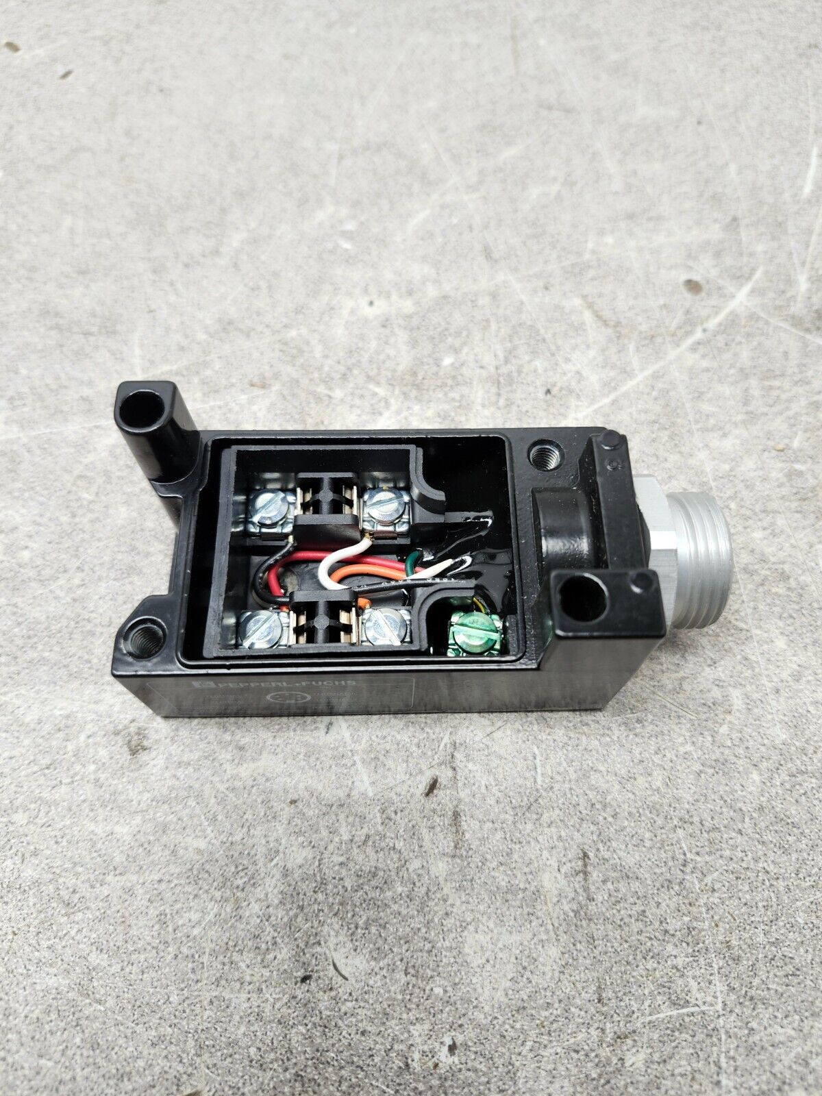 NEW IN BOX PEPPERL + FUCHS PHOTOELECTRIC SENSOR 454367
