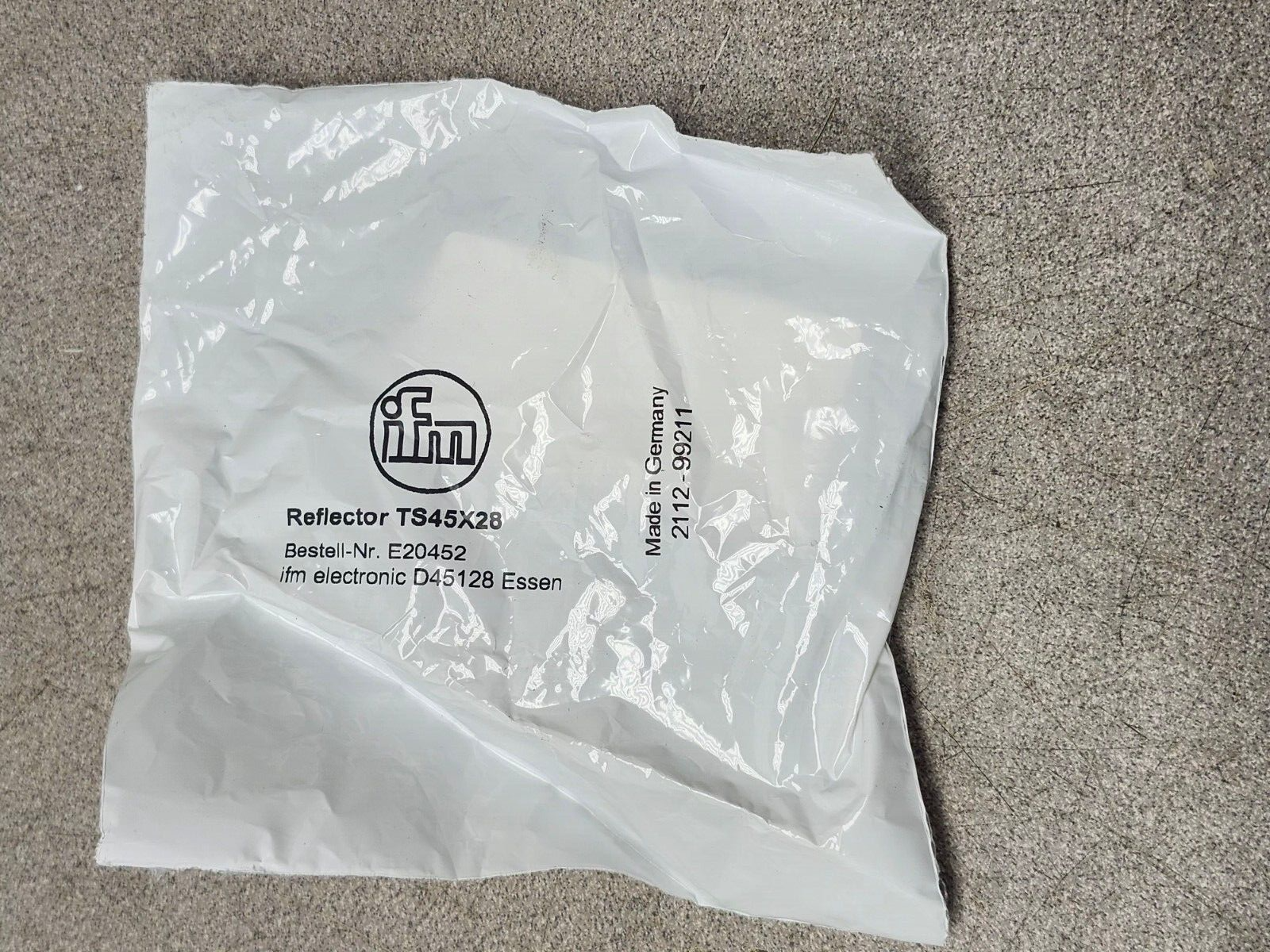 NEW IN PACKAGE IFM REFLECTOR TS45X28