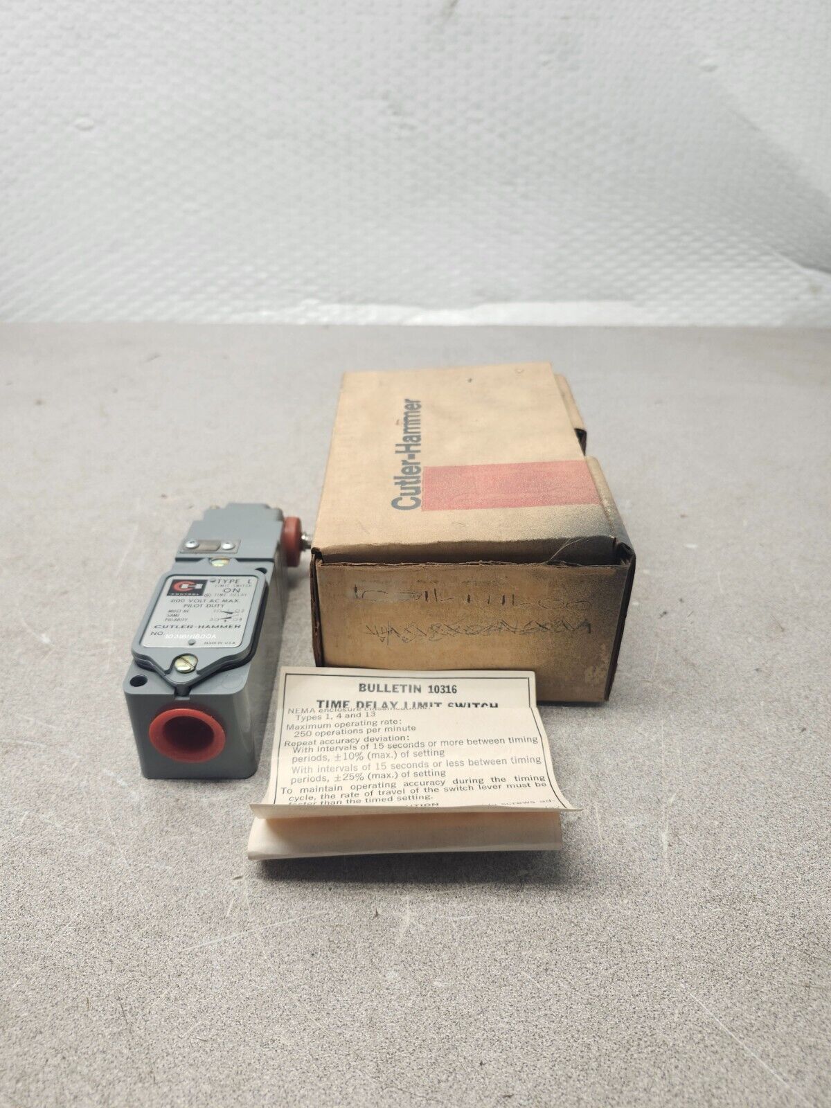 NEW IN BOX CUTLER HAMMER LIMIT SWITCH 10316H1600A