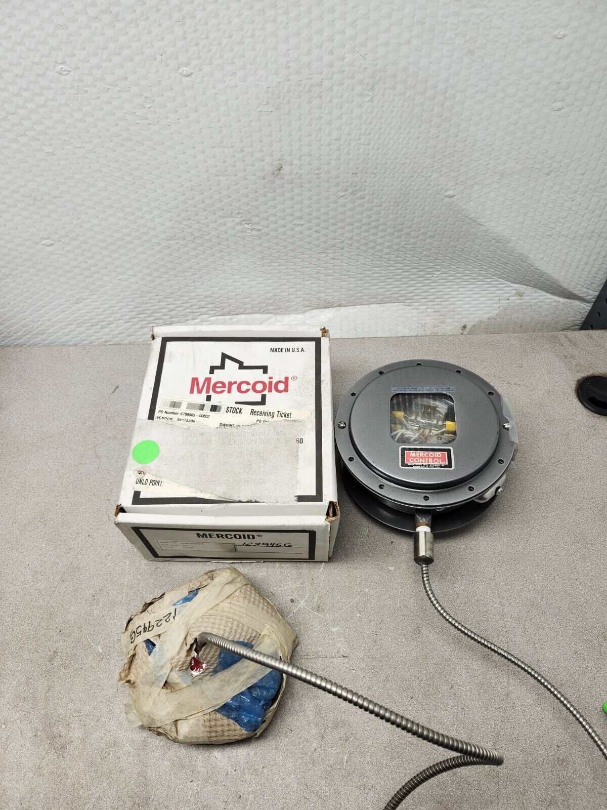 NEW IN BOX Mercoid Pressure Switch DAW-33-804-9 W/ Hyett Instrument 25FW0
