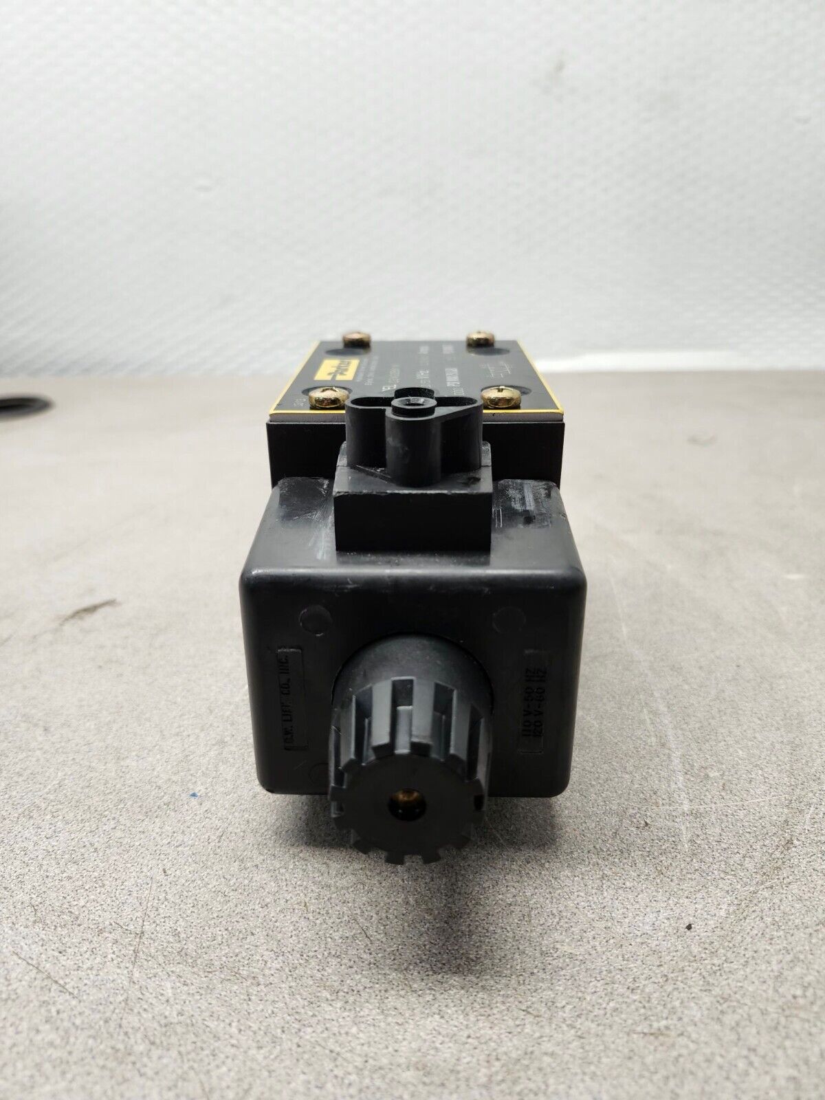 NEW IN BOX PARKER SOLENOID VALVE D3W20BNYW