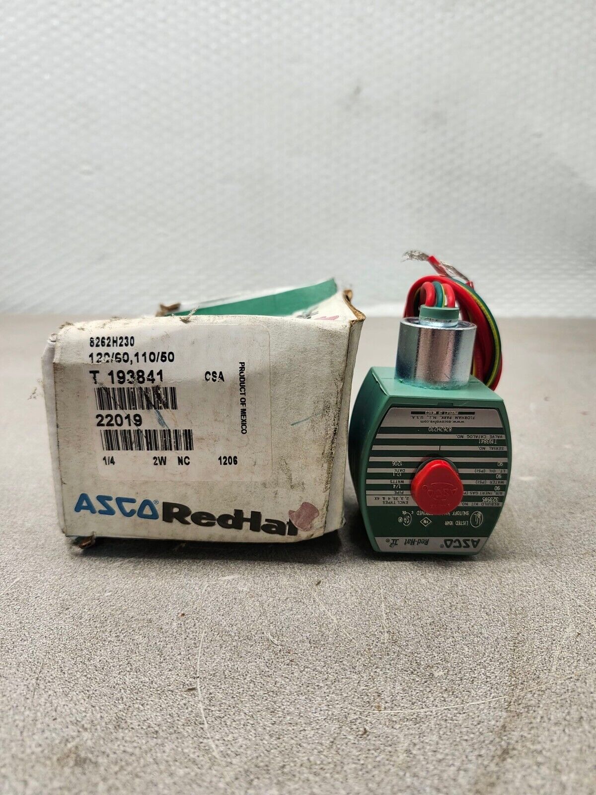 NEW WITH BOX ASCO SOLENOID VALVE 8262H230