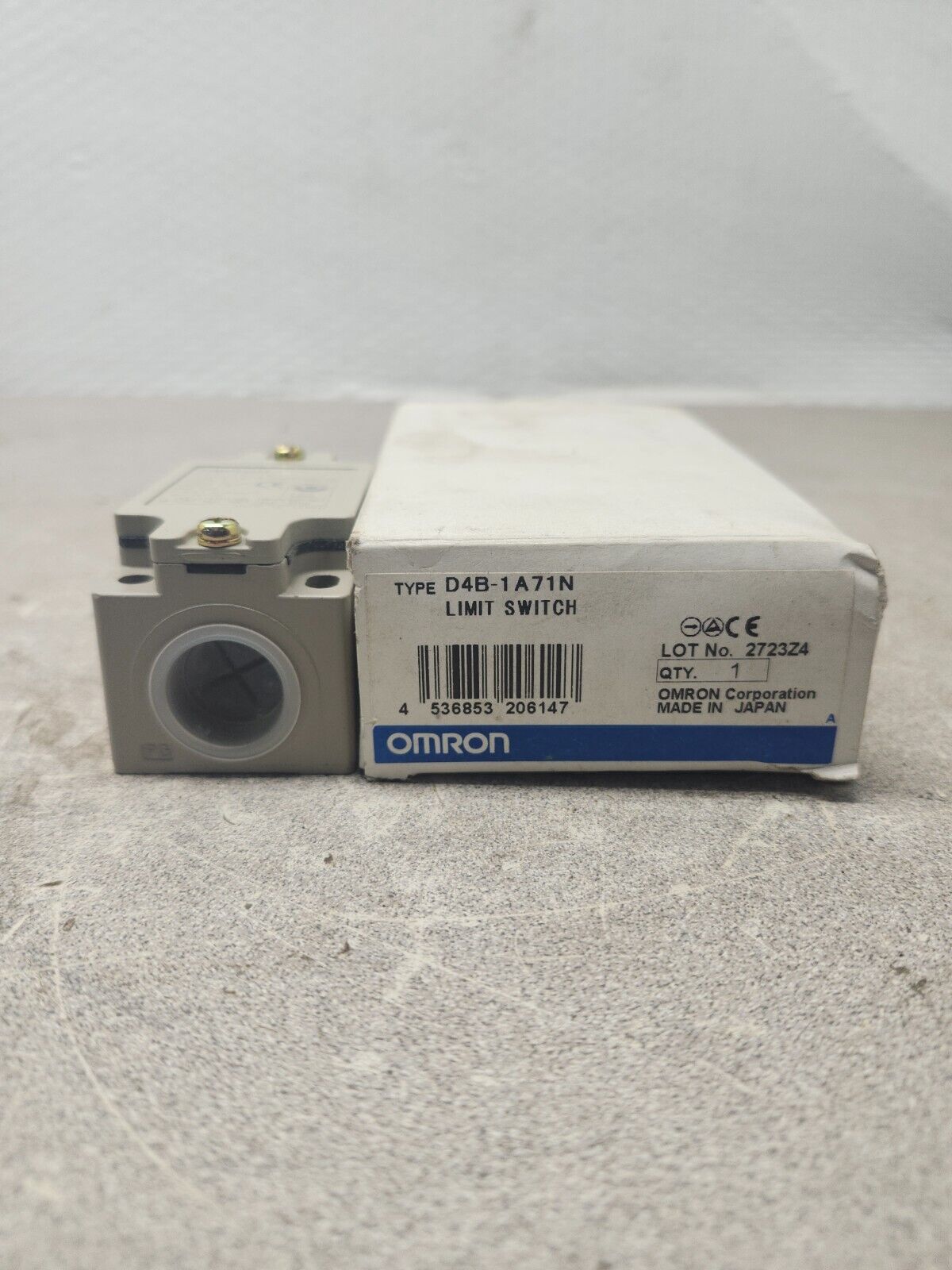 NEW IN BOX OMRON LIMIT SWITCH D4B-1A71N