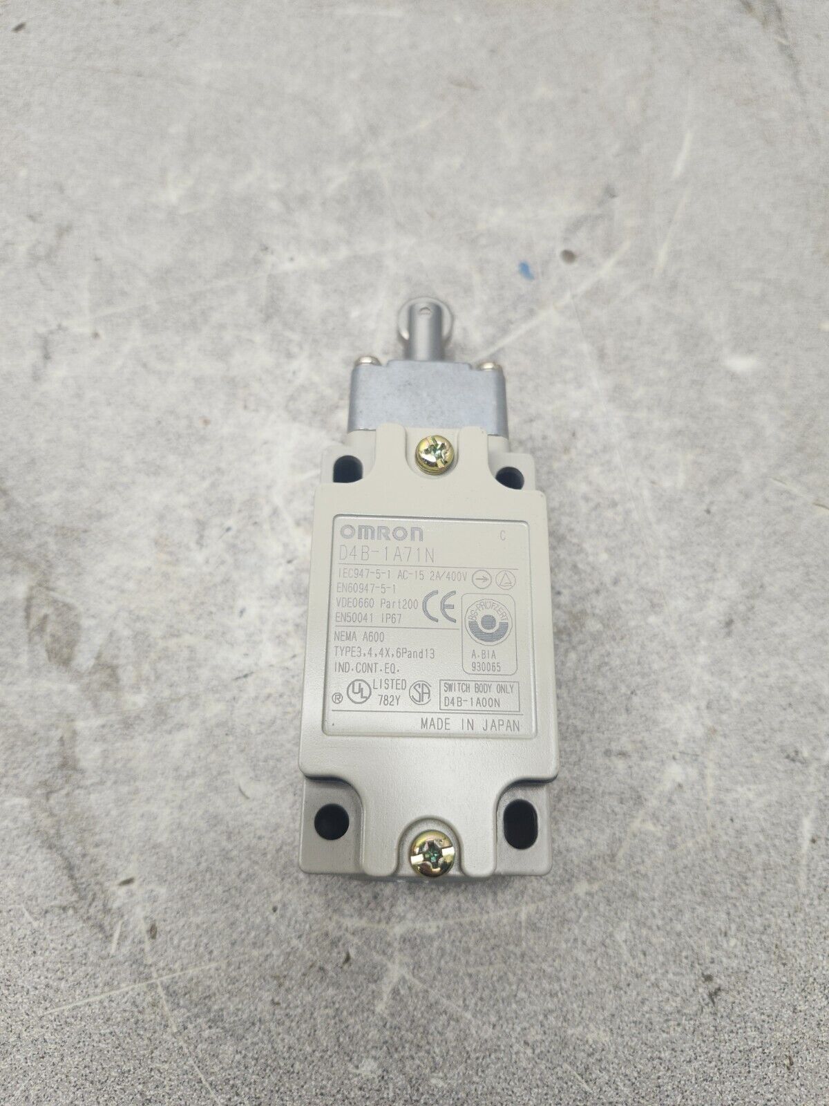 NEW IN BOX OMRON LIMIT SWITCH D4B-1A71N