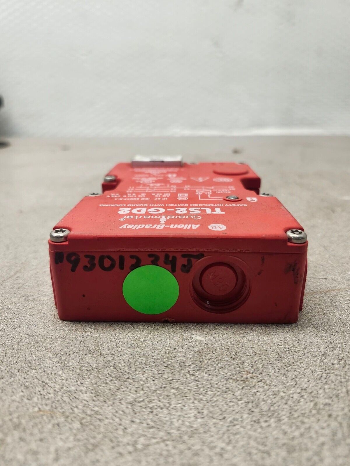 NEW NO BOX GUARD MASTER SAFETY INTERLOCK SWITCH TLS2-GD2