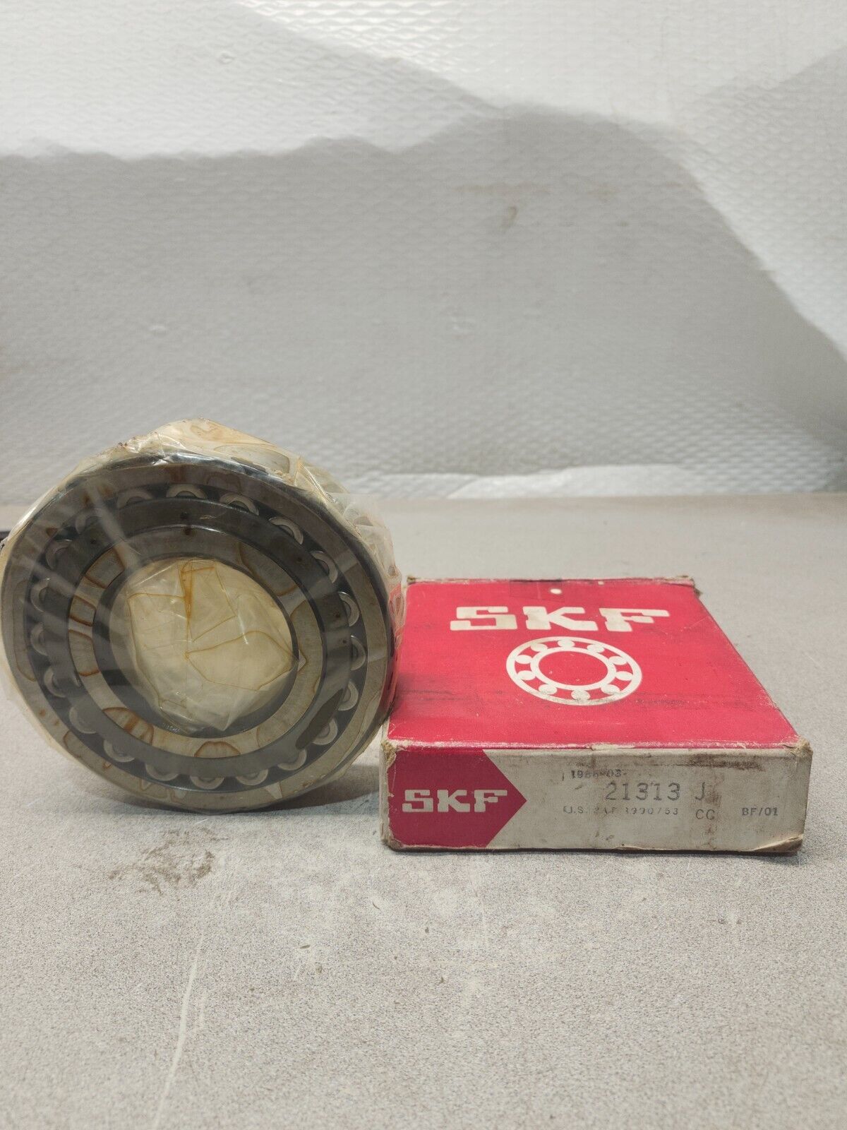 NEW IN BOX SKF Spherical Roller Bearing 21313J