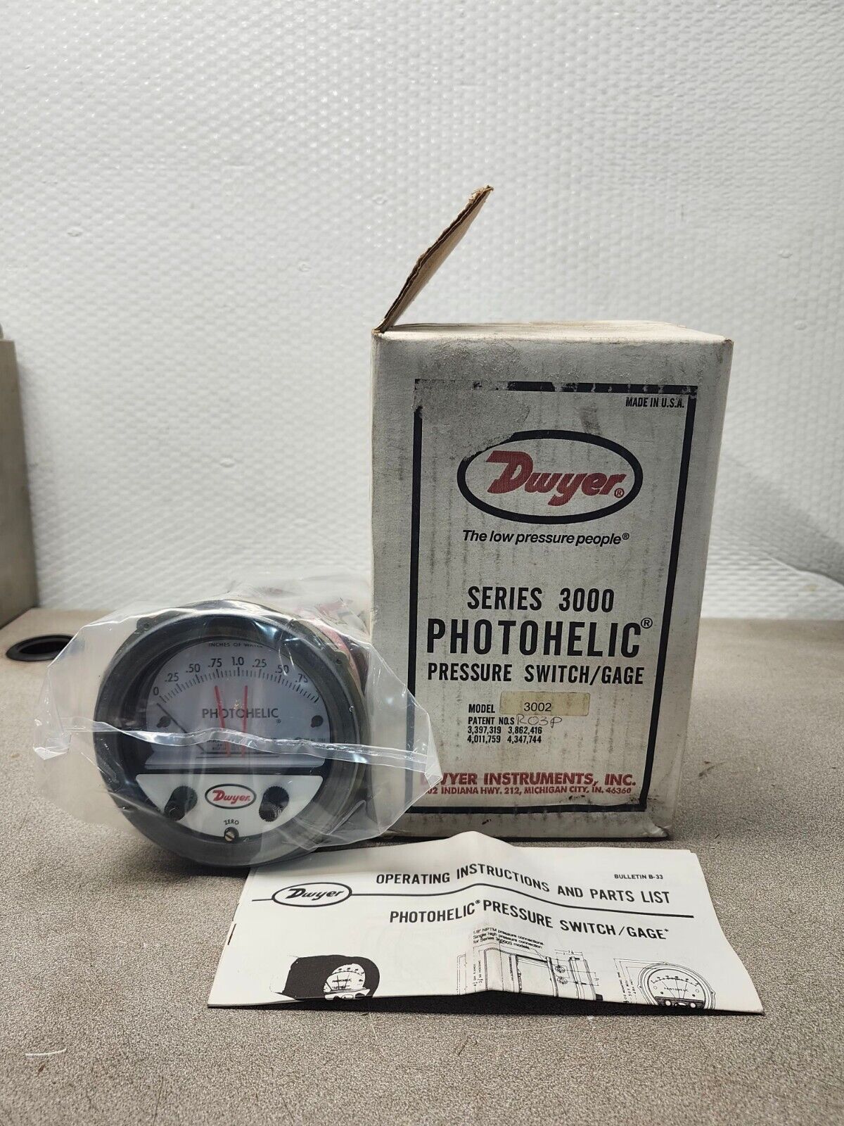 NEW IN BOX DWYER PRESSURE SWITCH/GAGE 3002