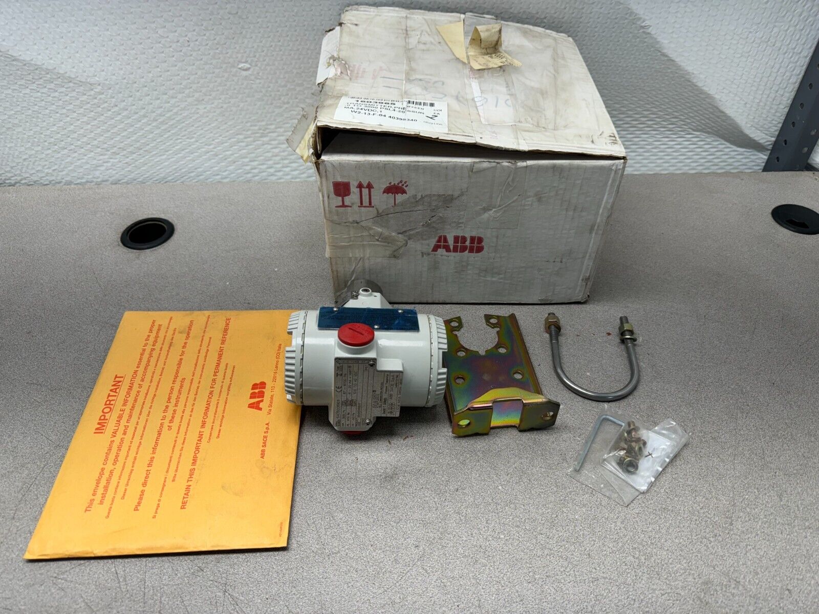 NEW ABB HART E6R1N2 DIFFERENTIAL PRESSURE TRANSMITTER 264HSVKBA1