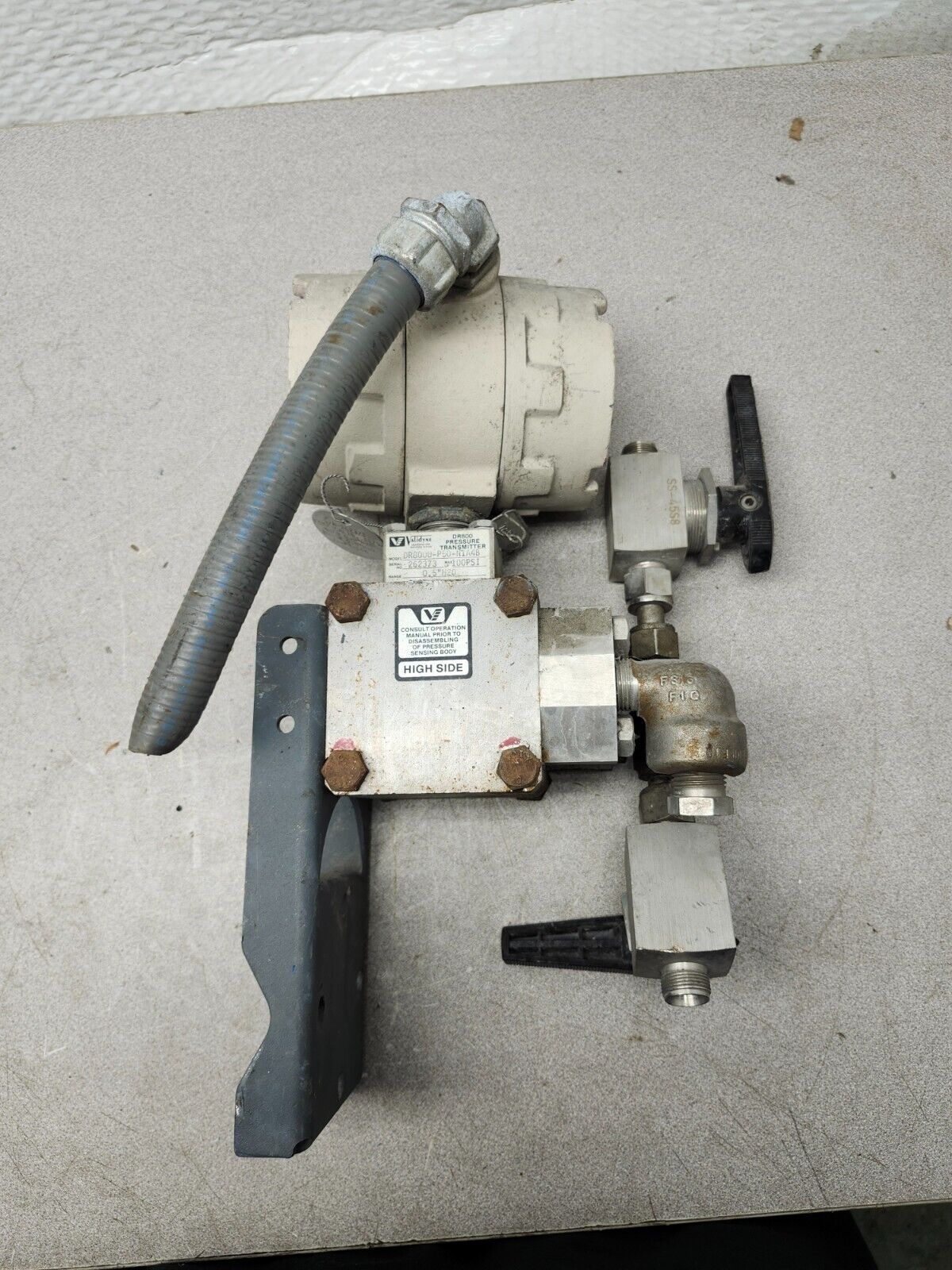 USED VALIDYNE PRESSURE TRANSMITTER DR800D-P50-N1A4B W/ 2 Whitey SS-45S8