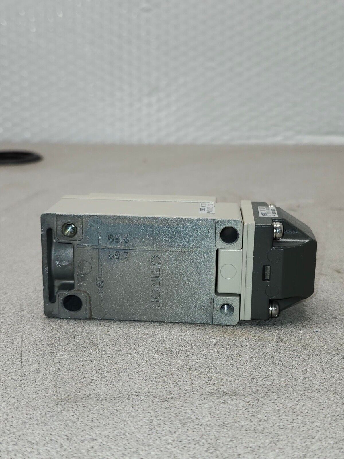 NEW IN BOX OMRON LIMIT SWITCH D4A-2501N