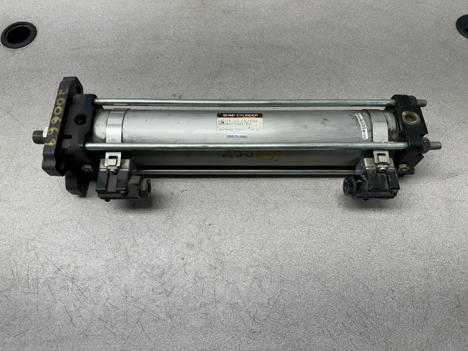 NEW NO BOX SMC SWITCH AIR CYLINDER CDA1F63-330N-A39