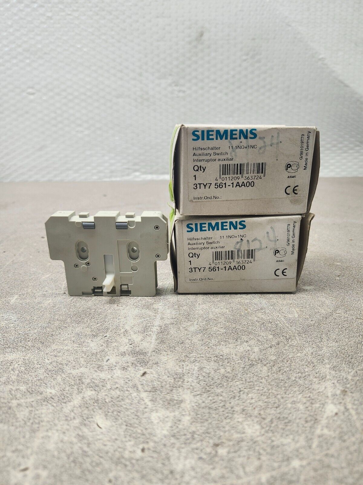 NEW IN BOX LOT OF 2 SIEMENS Auxiliary Contact Switch 3TY7 561-1AA00