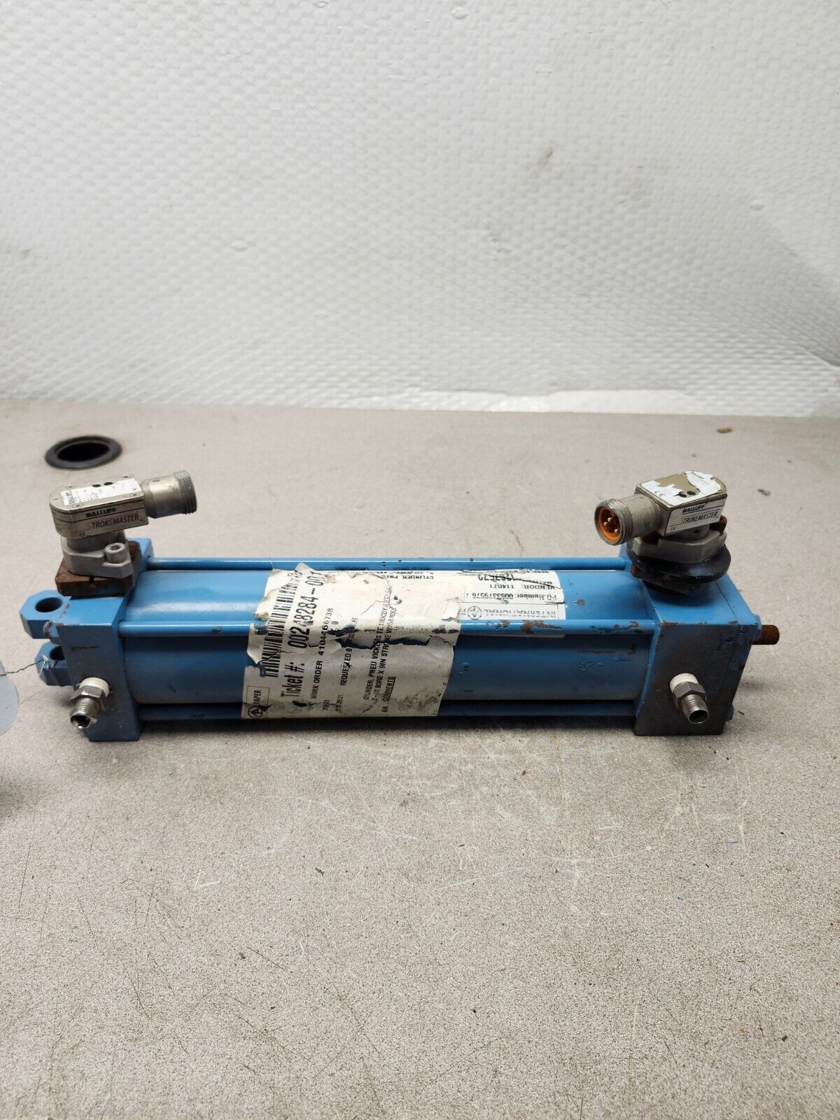 USED VICKERS CYLINDER TE10EACDXAVTL643 W/ Balluff BHS000L Pressure Sensor