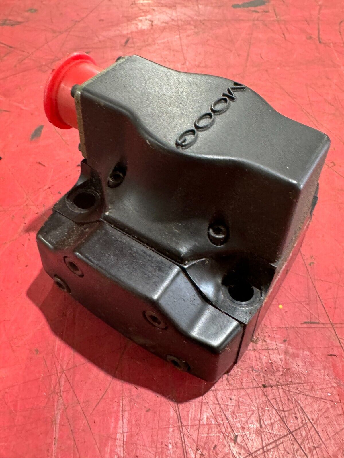 NEW SURPLUS MOOG HYDRAULIC SERVO VALVE 760A381A