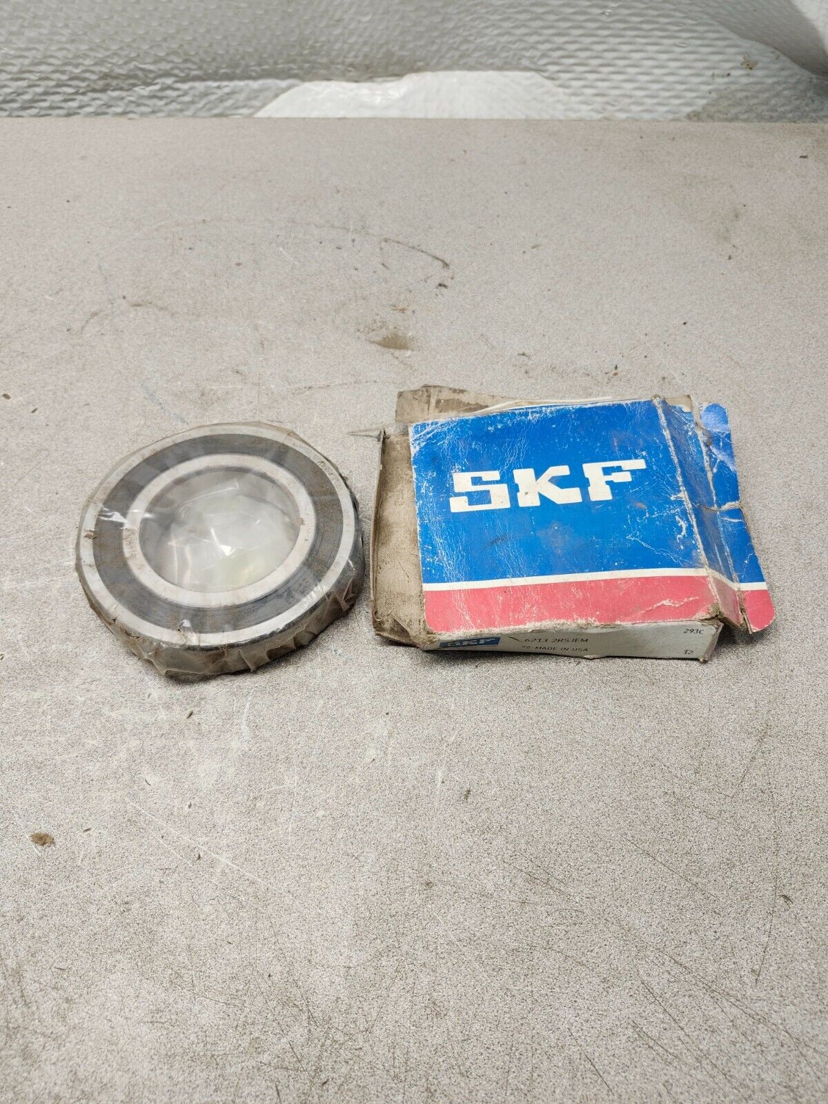 NEW IN BOX SKF BALL BEARING 6213 2RSJEM