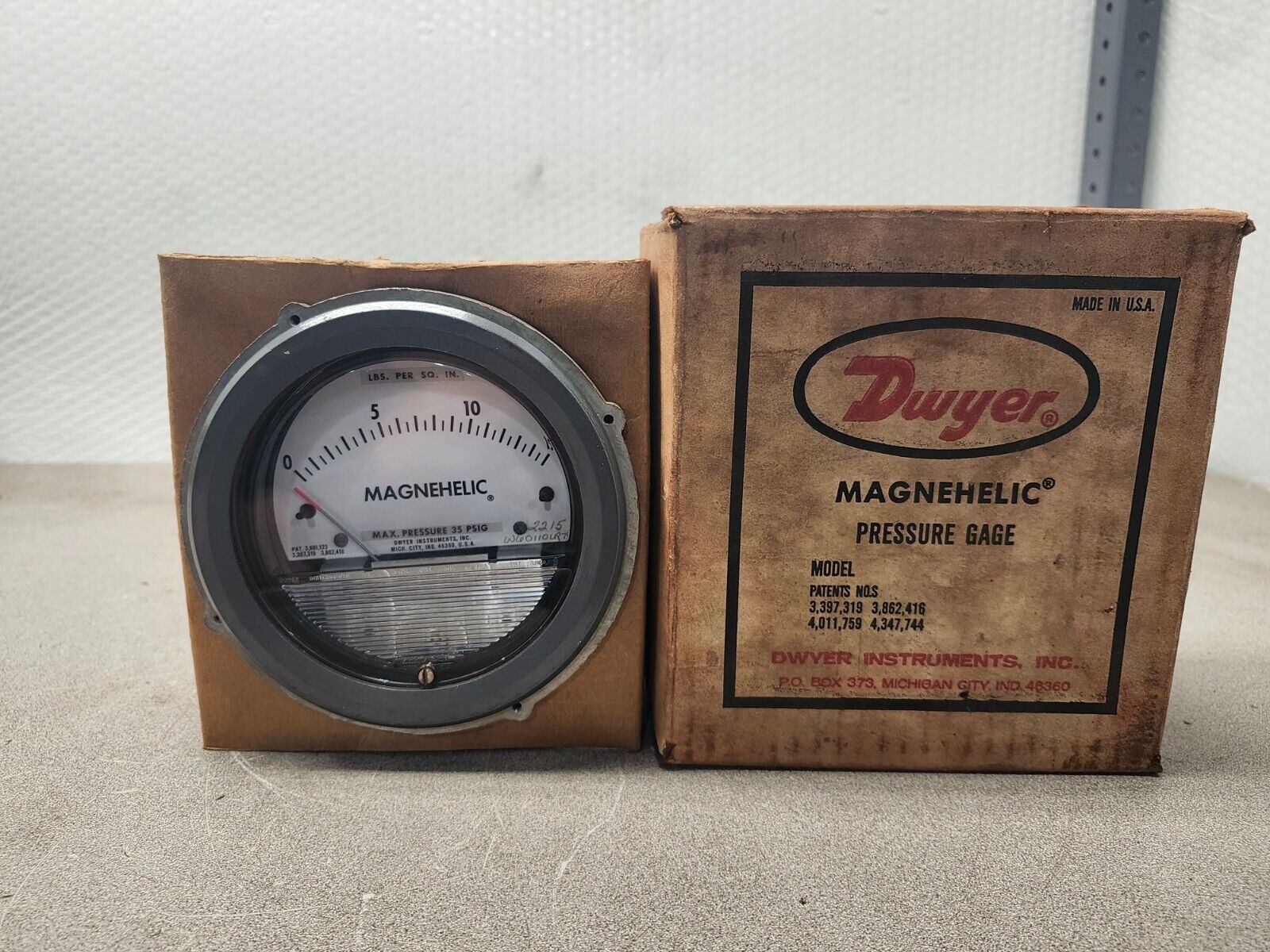 NEW IN BOX Dwyer Magnehelic Pressure Gauge,0 To 15 Psi  2215