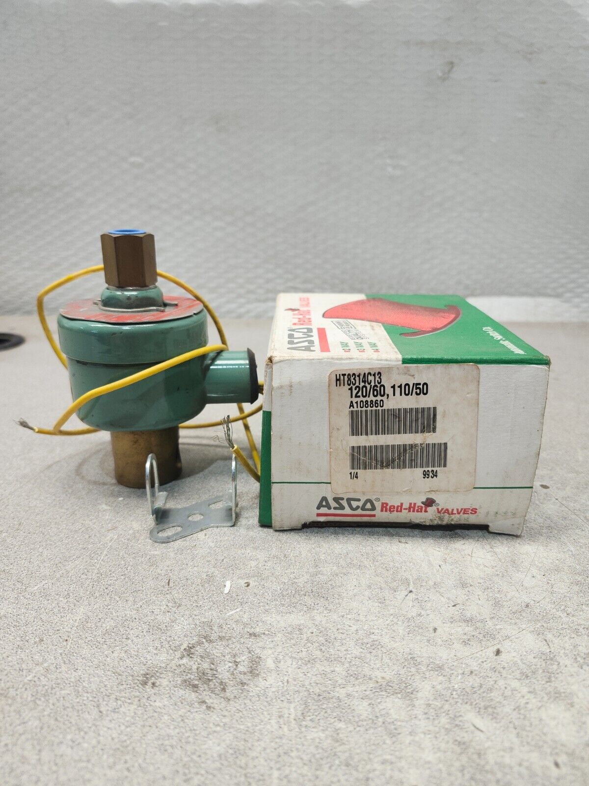 NEW IN BOX ASCO SOLENOID VALVE 120V/60HZ 1/4'' HT8314C13