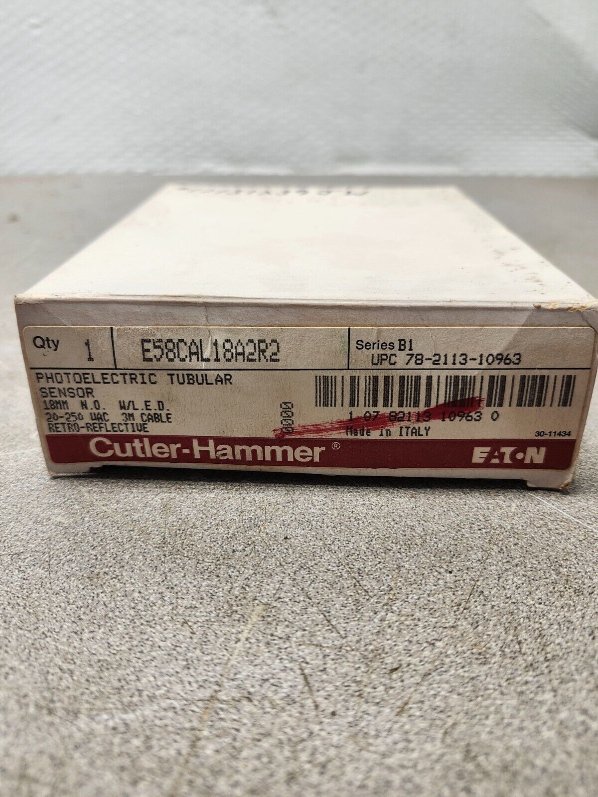 NEW IN BOX CUTLER HAMMER PHOTOELECTRIC SENSOR E58CAL18A2R2