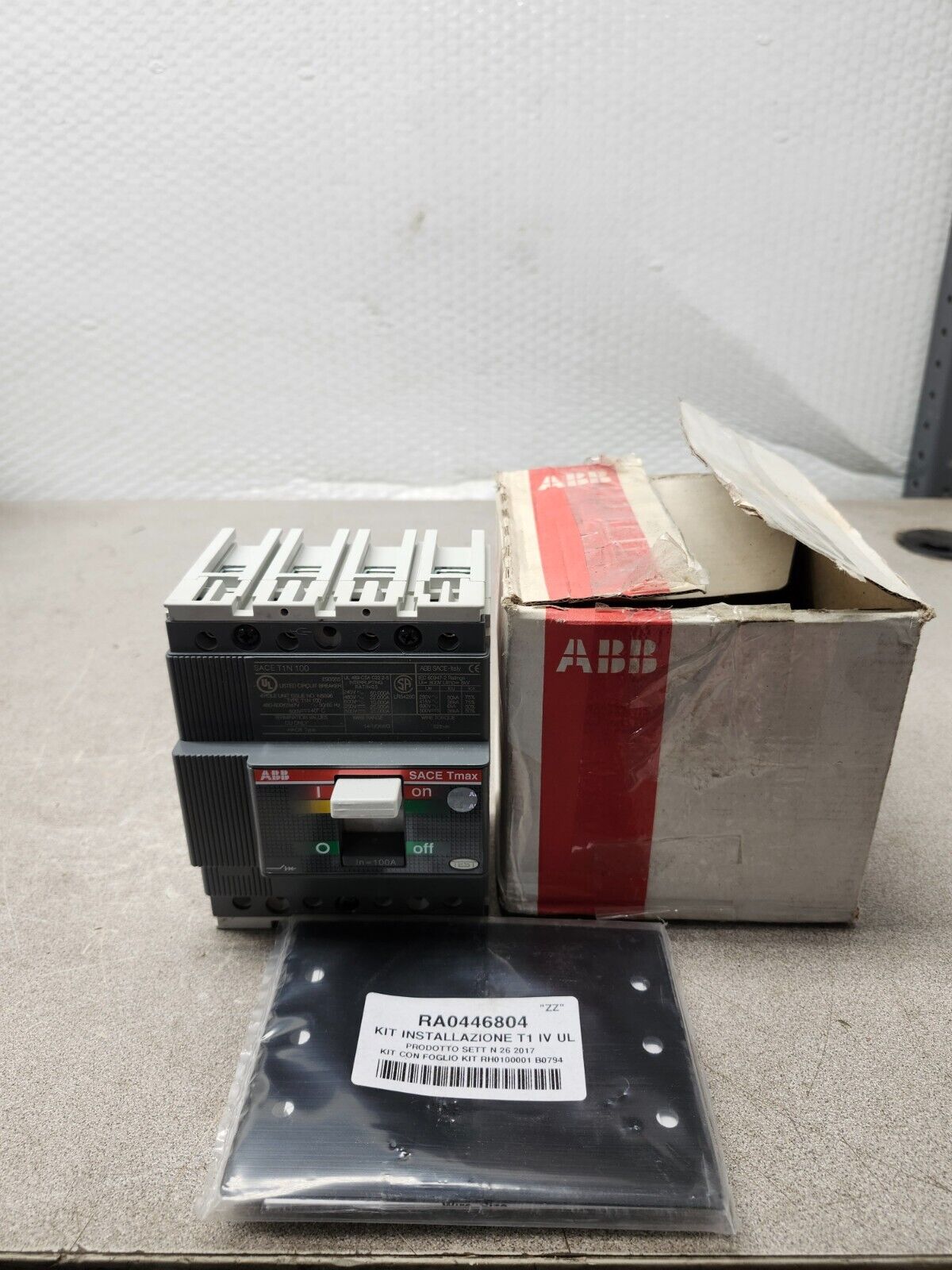 NEW IN BOX ABB Molded Case Circuit Breaker 3-Pole 600V SACET1N 100 Tmax 15A