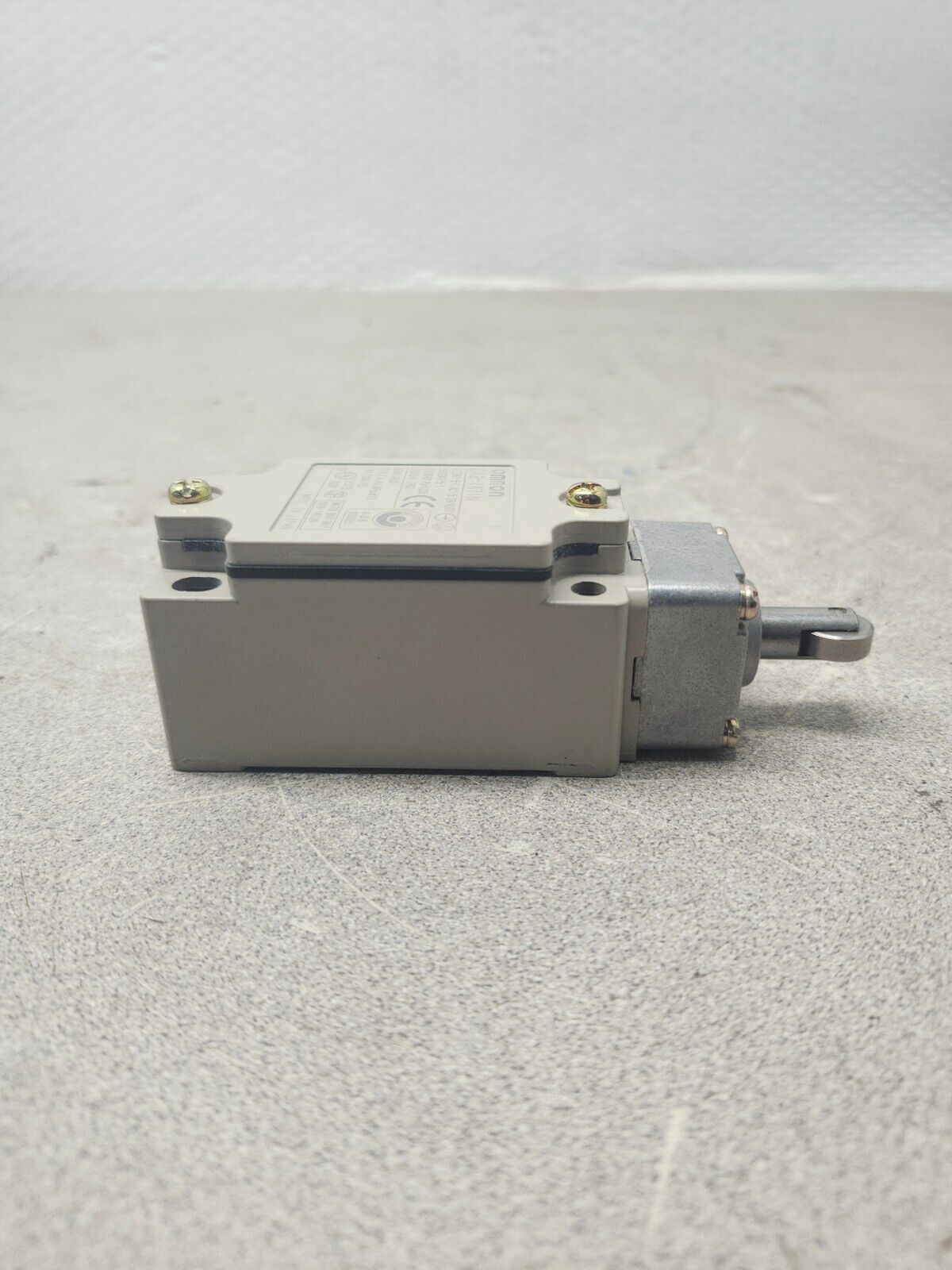 NEW IN BOX OMRON LIMIT SWITCH D4B-1A71N