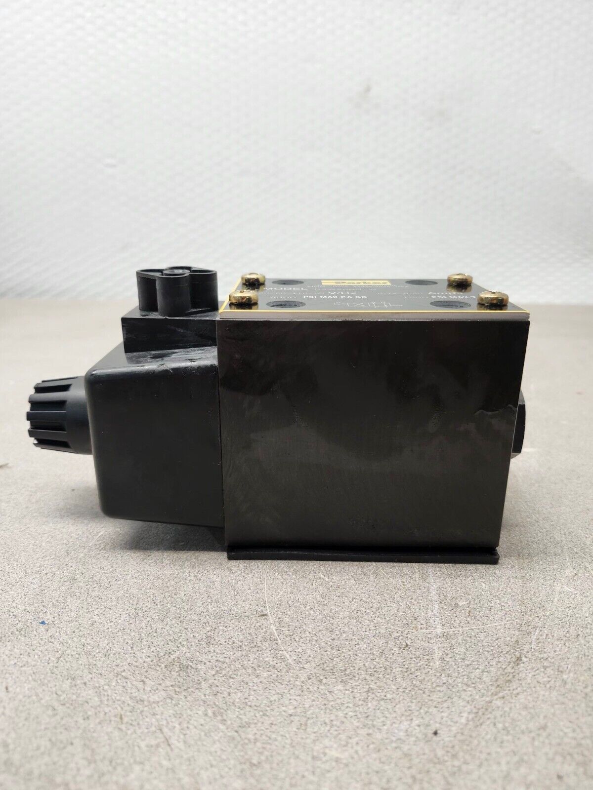 NEW IN BOX PARKER SOLENOID VALVE D3W20BNYW