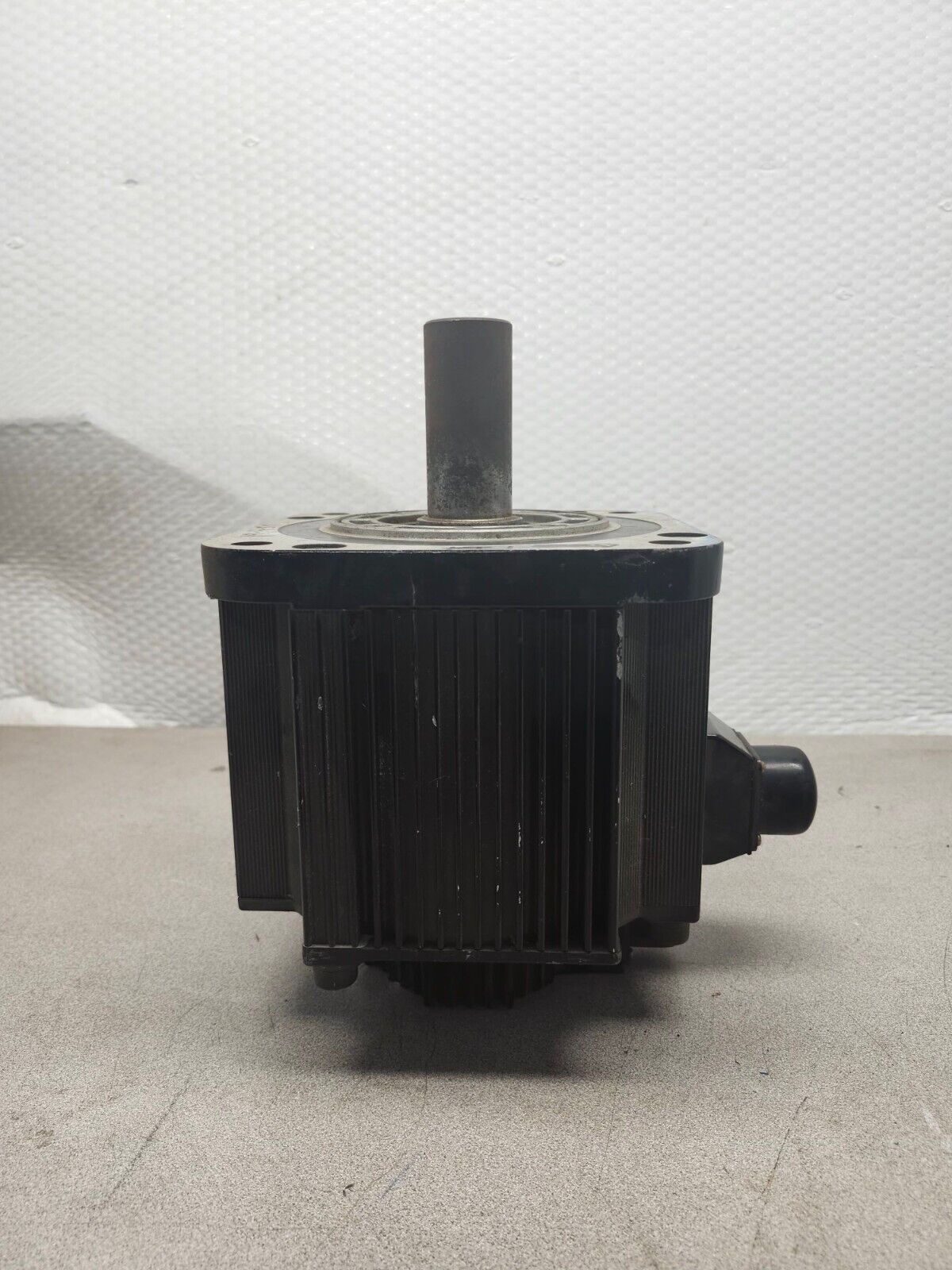 USED YASKAWA SERVO MOTOR SGMG-30V 2A