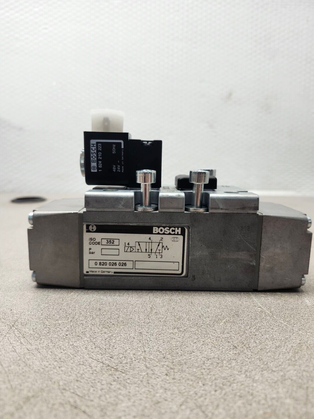 NEW NO BOX BOSCH SOLENOID VALVE 0820026026 ISO 352