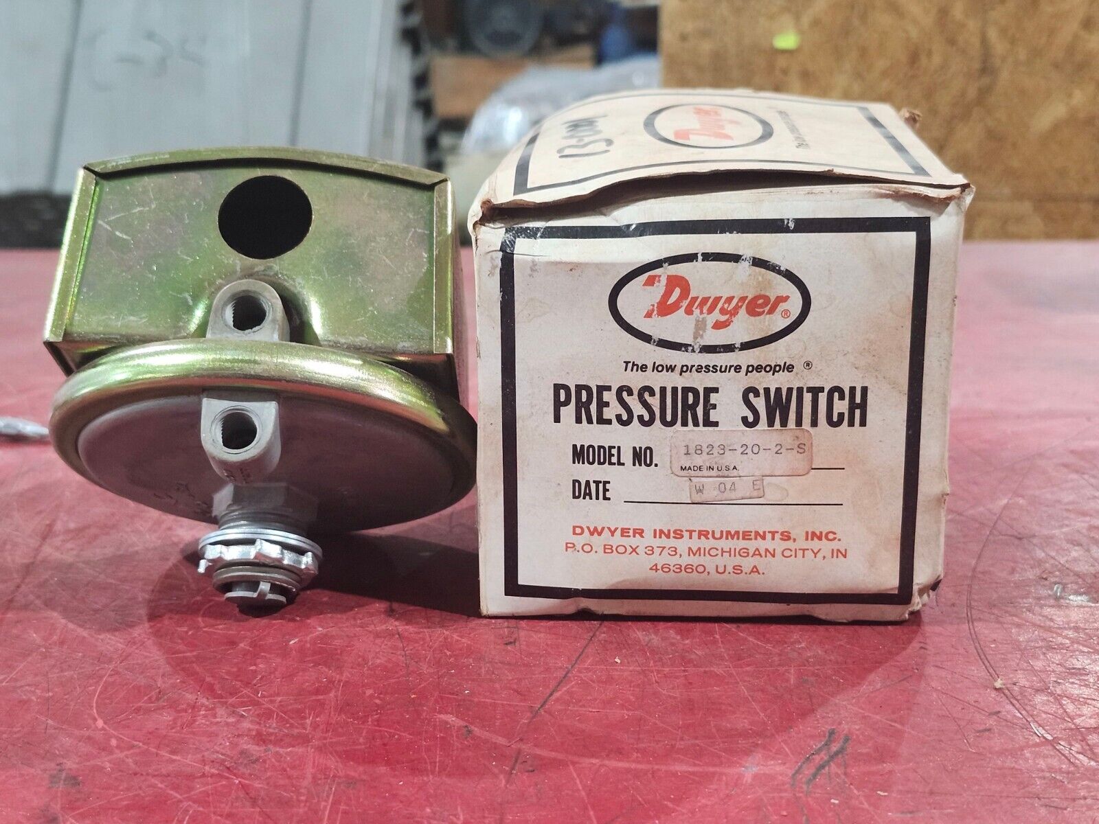 NEW IN BOX DWYER PRESSURE SWITCH 1823-20-2-S