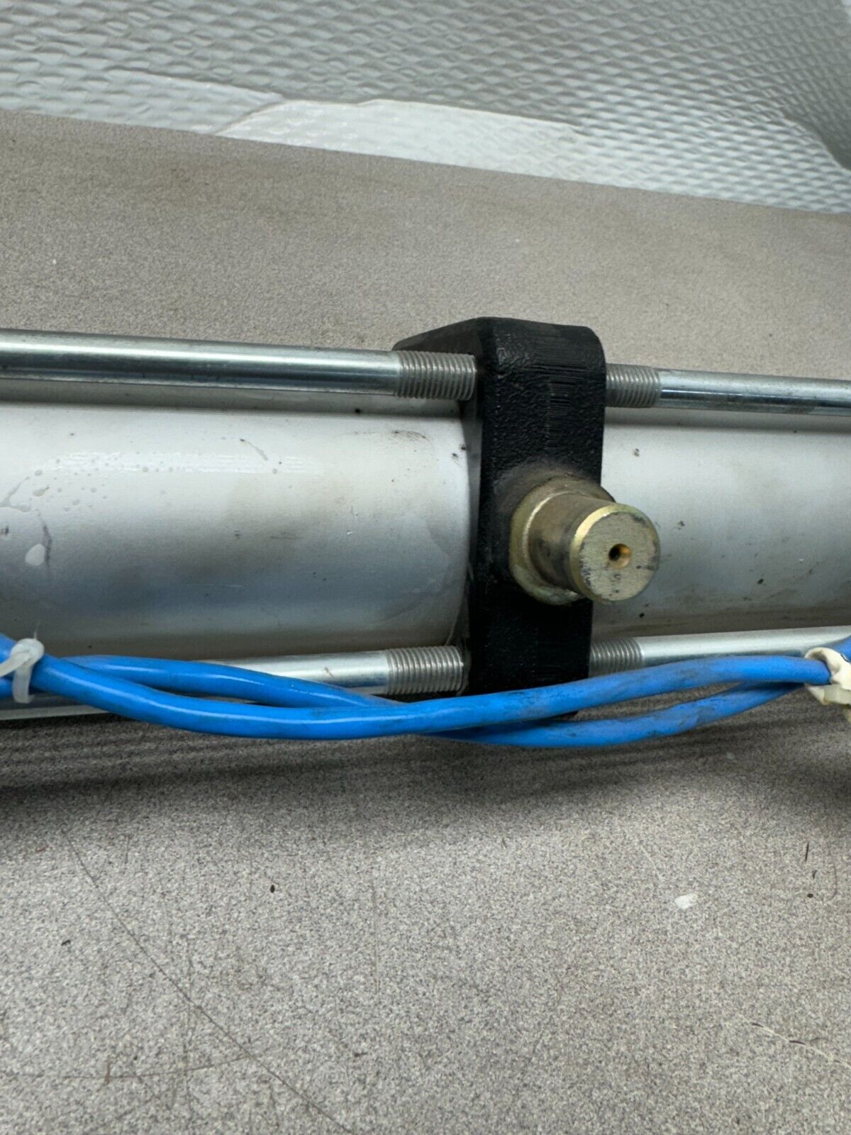 USED SMC PNEUMATIC CYLINDER CDA1TP63-340-P74-85G-X 404