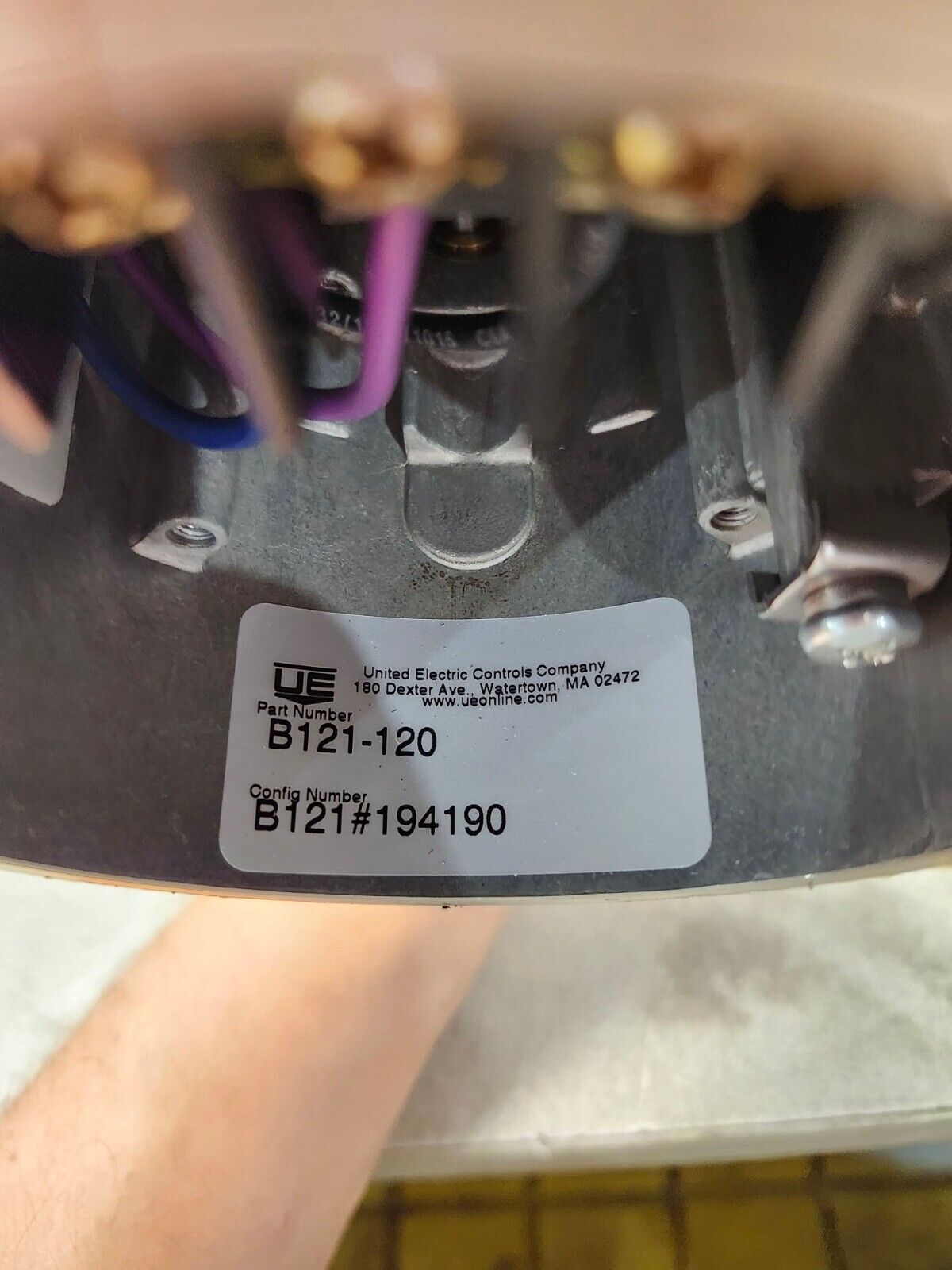 NEW IN BOX UNITED ELECTRIC TEMPERATURE SWITCH B121-120