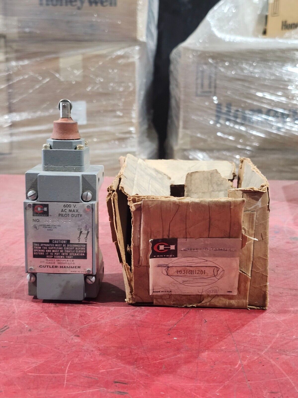 NEW IN BOX CUTLER HAMMER PILOT DUTY LIMIT SWITCH 10316H1201