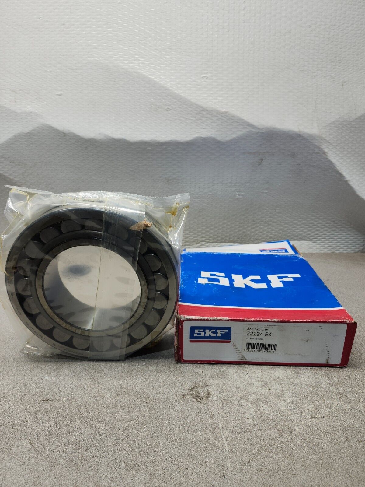 NEW IN BOX SKF SPHERICAL ROLLER BEARING 22224 EK