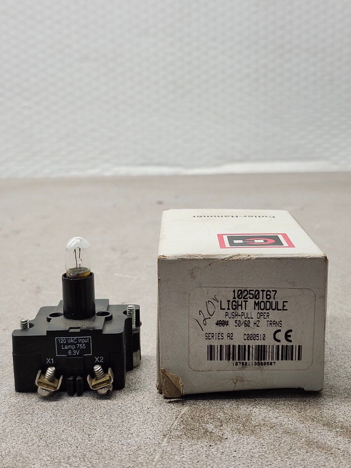 NEW WITH BOX CUTLER HAMMER LIGHT MODULE 50/60 HZ PUSH-PULL 10250T67