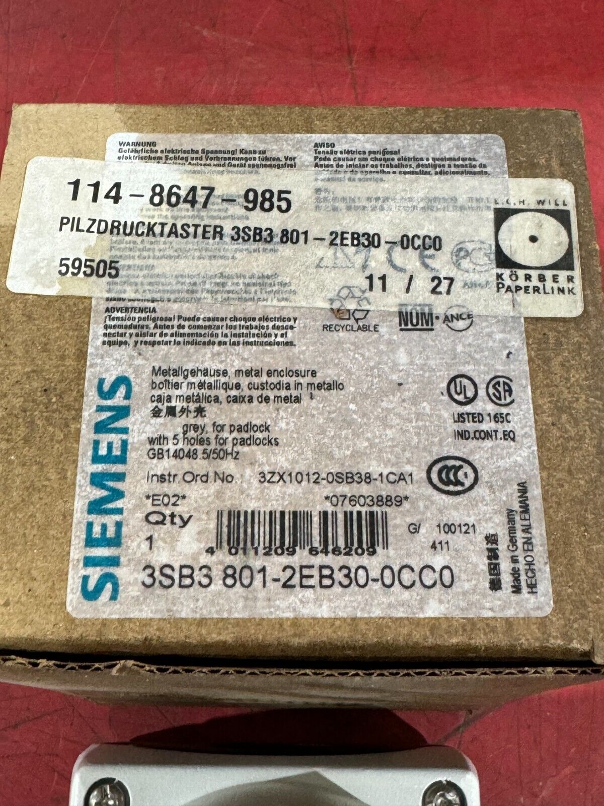 NEW IN BOX SIEMENS BLACK PUSHBUTTON WITH ENCLOSURE 3SB3 801-2EB30-0CC0