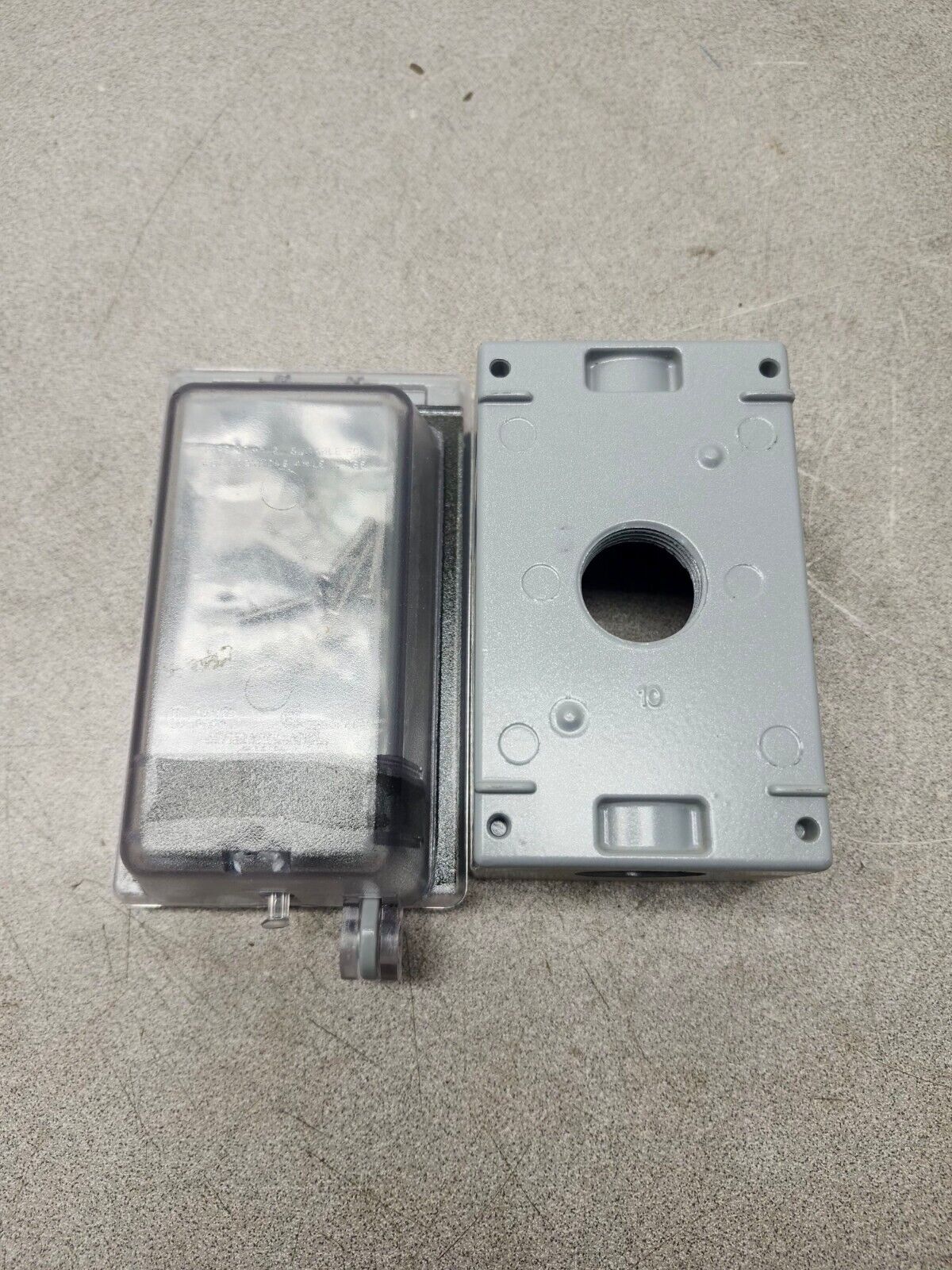 NEW IN BOX SIEMENS Enclosure With Weatherproof Cover  SMF40BC1