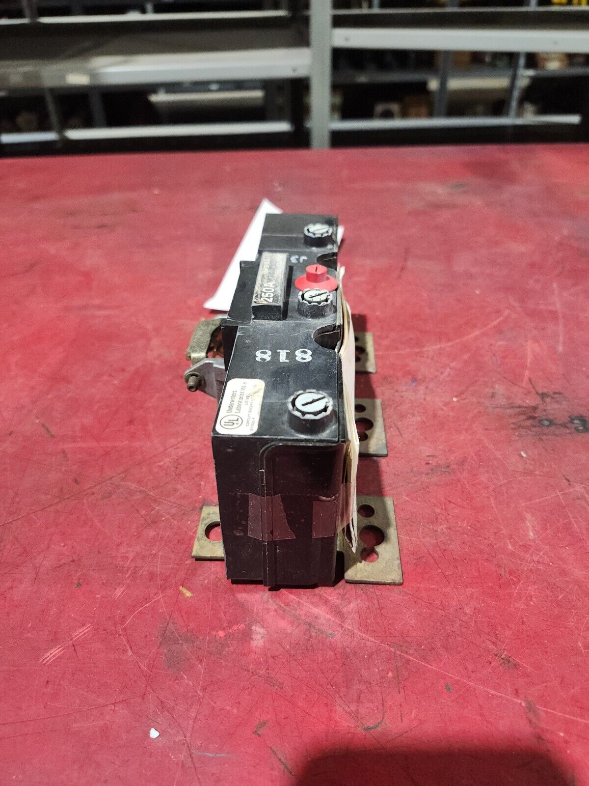 USED UNDERWRITERS LABORATORIES circuit breaker E11592-R