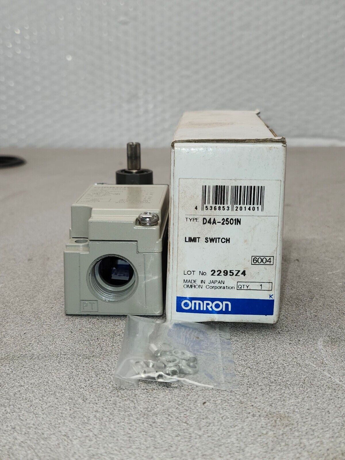 NEW IN BOX OMRON LIMIT SWITCH D4A-2501N