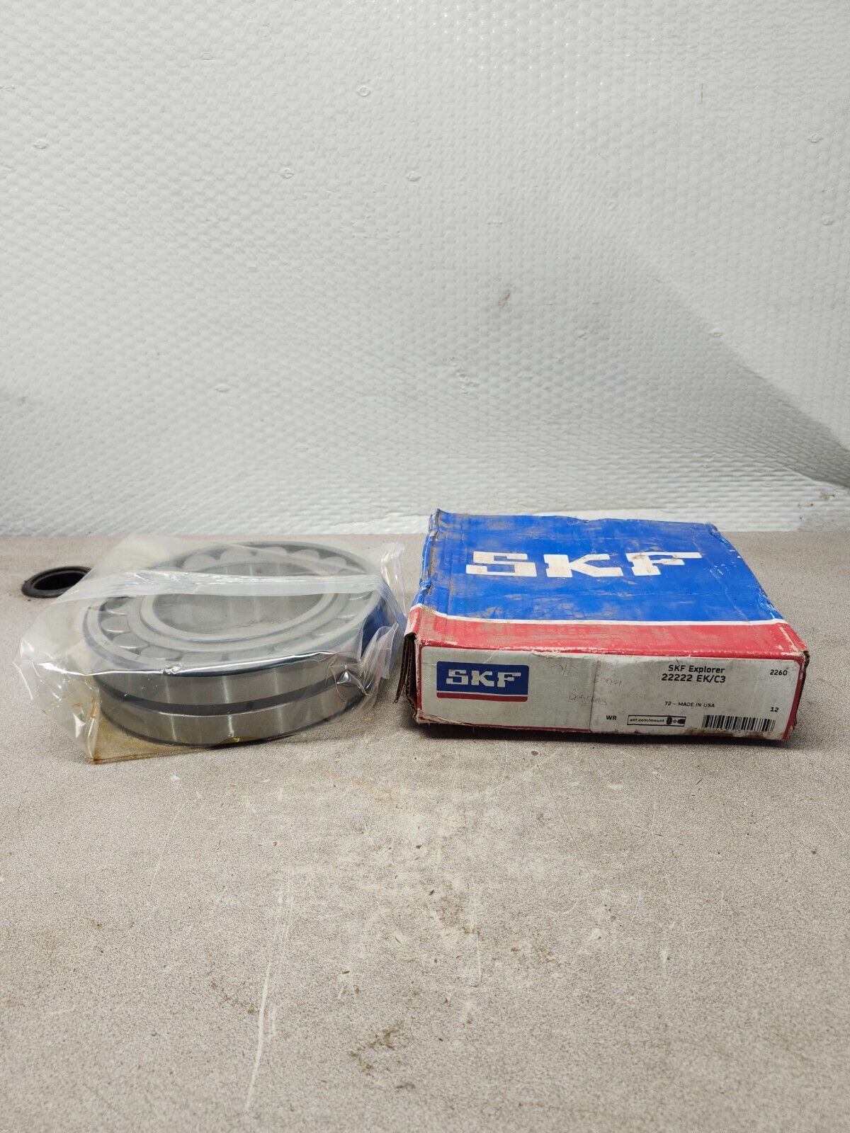 NEW IN BOX SKF Spherical Roller Bearing 22222 EK/C3