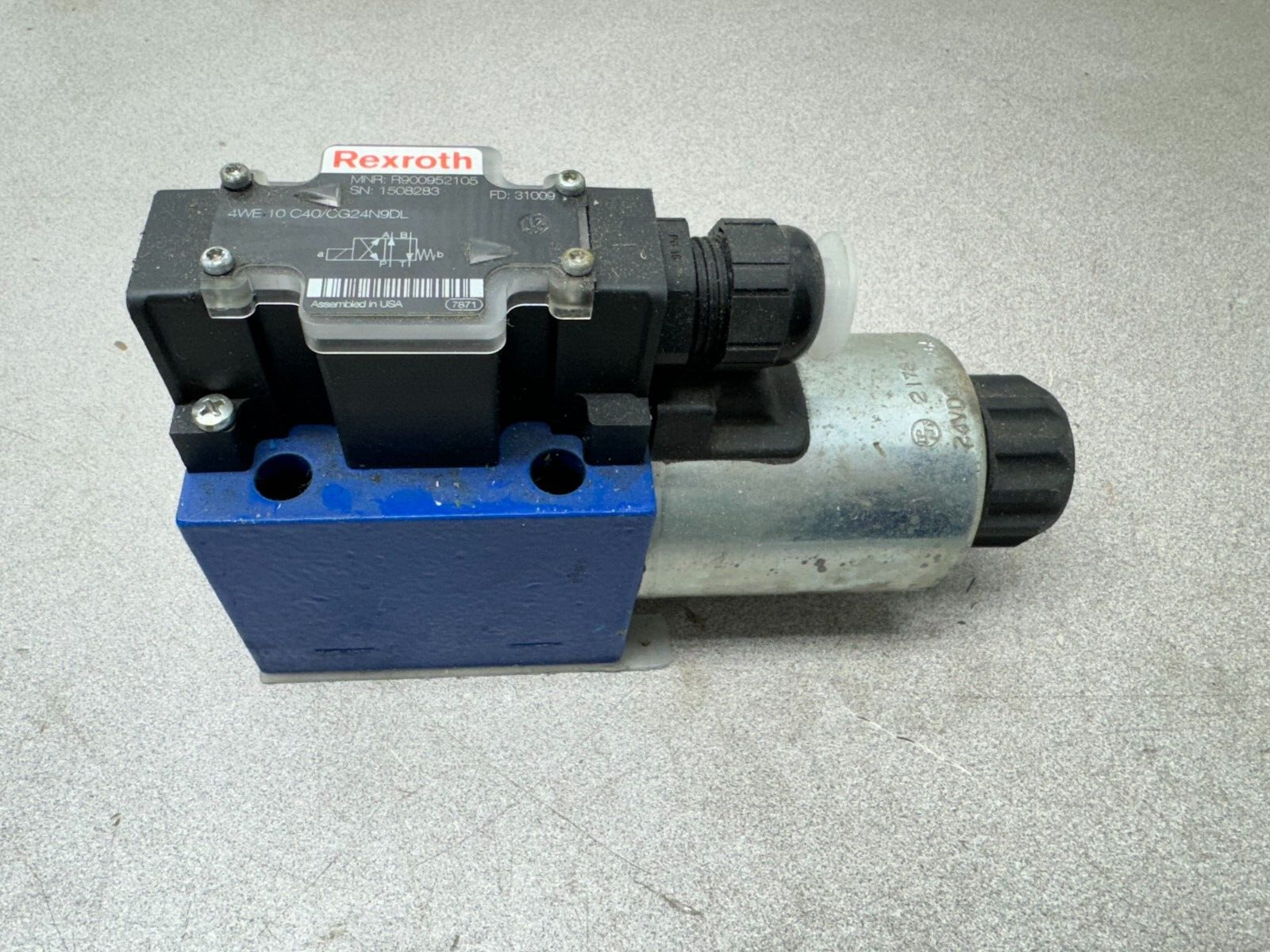 NEW REXROTH R900952105 HYDRAULIC DIRECTIONAL VALVE 4WE10 C40/CG24N9DL