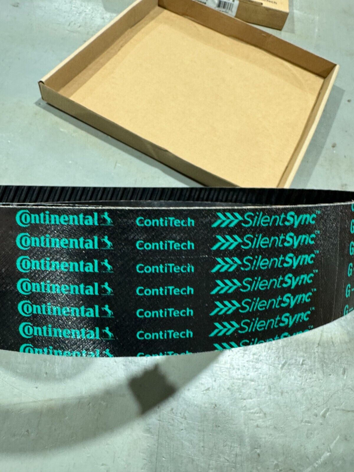 NEW IN BOX CONTINENTAL CONTITECH SILENTSYNC SYNCHRONOUS BELT G-2240