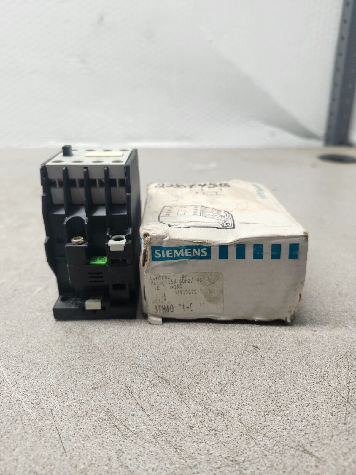 NEW IN BOX SIEMENS CONTROL CONTACTOR RELAY 120VAC 3TH4031-0A