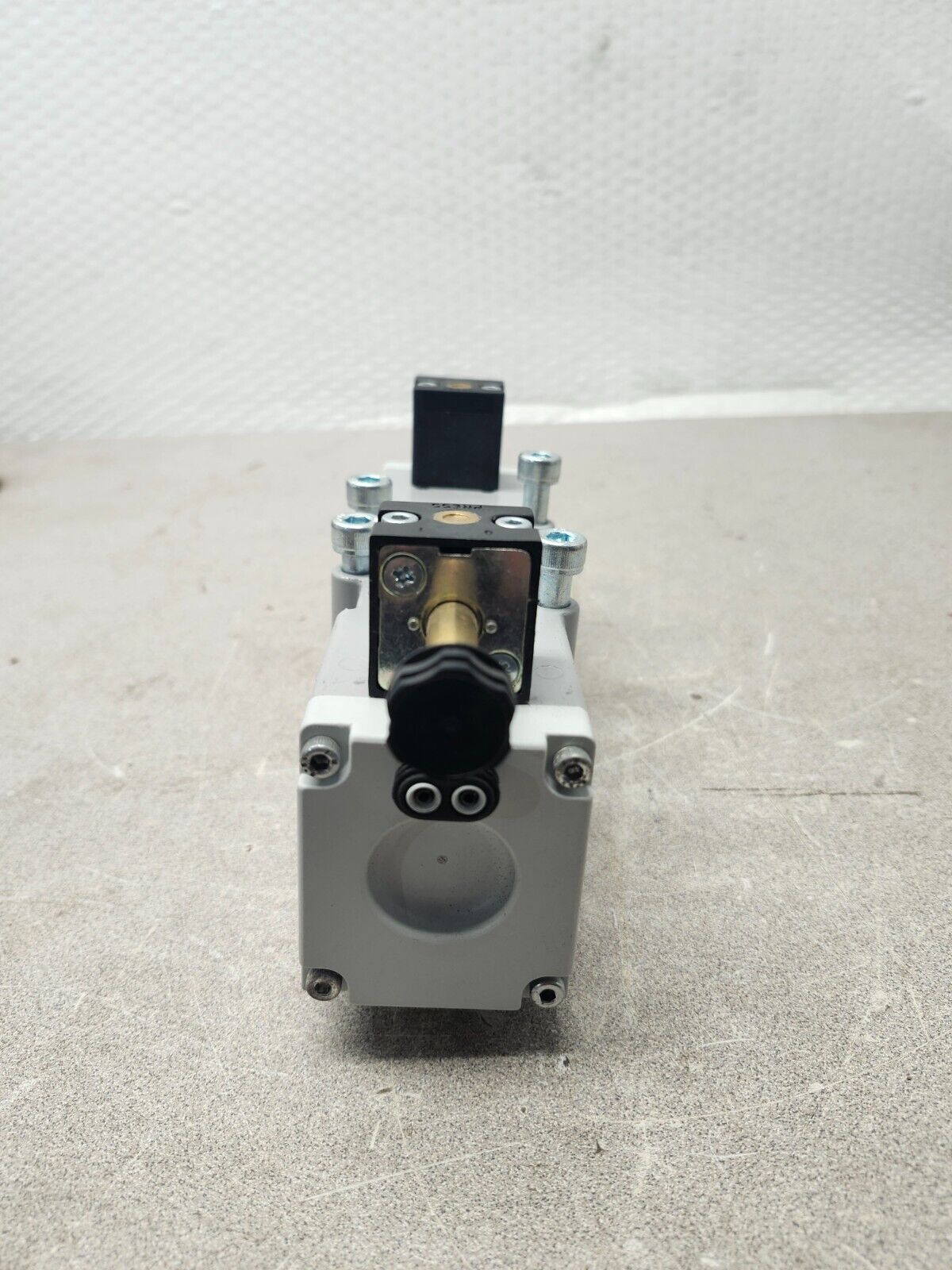 NEW IN BOX PARKER SOLENOID VALVE H32VXBG023C